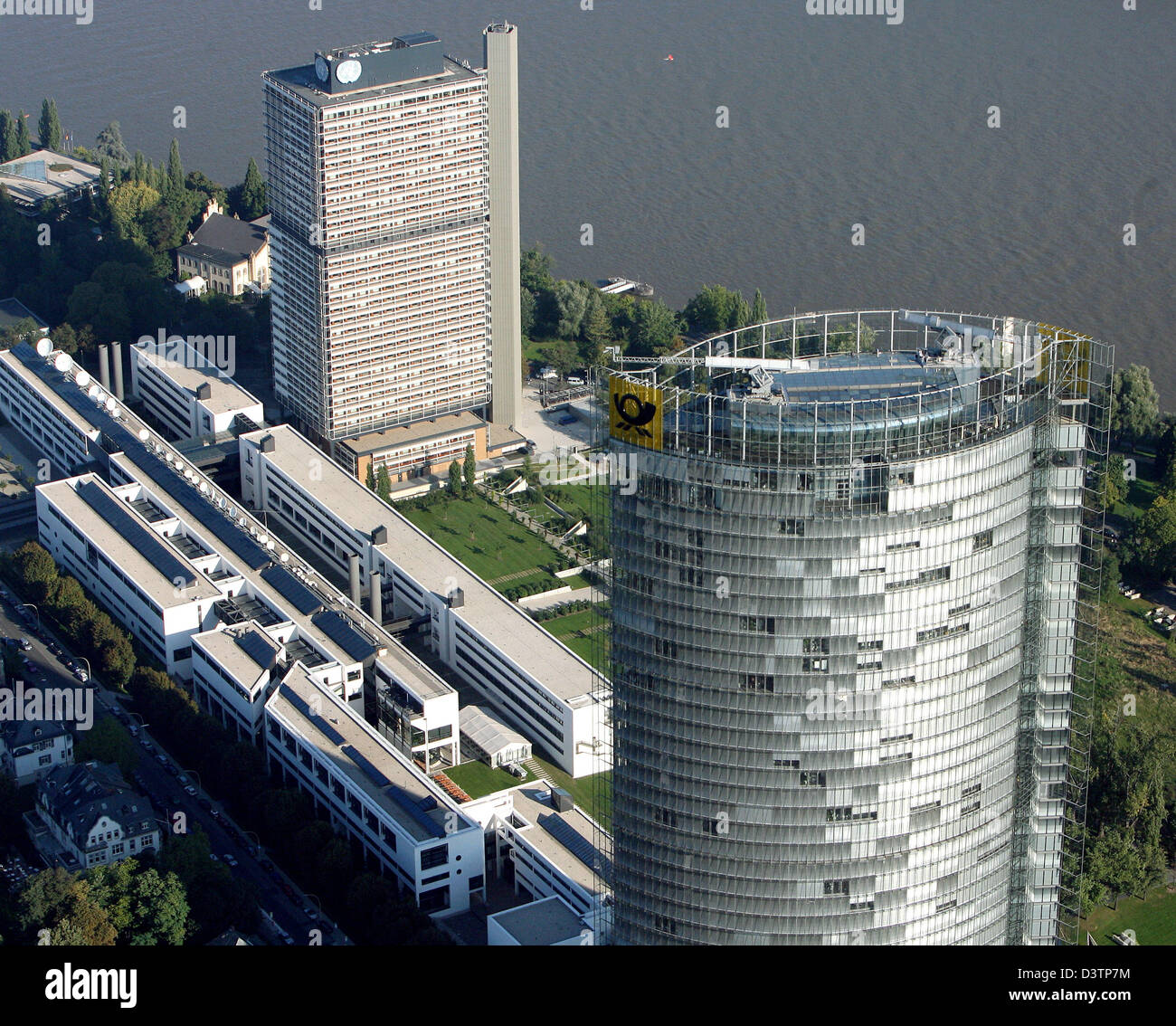 Das Bild zeigt das ehemalige Regierungsviertel, Turm mit den Gebäuden "Langer Eugen" (hinten, hohe Eugene), "Deutsche Welle" (C, Deutsche Welle) und die Post (vorne) in Bonn, Deutschland, Samstag, 21. Oktober 2006. Der Post-Tower beherbergt der Deutschen Post AG und ist Nordrhein-Westfalen der höchste Bürogebäude mit seinen 162,5 Metern. Der "Lange Eugen", die verwendet, um die Versammlung zu bauen Stockfoto