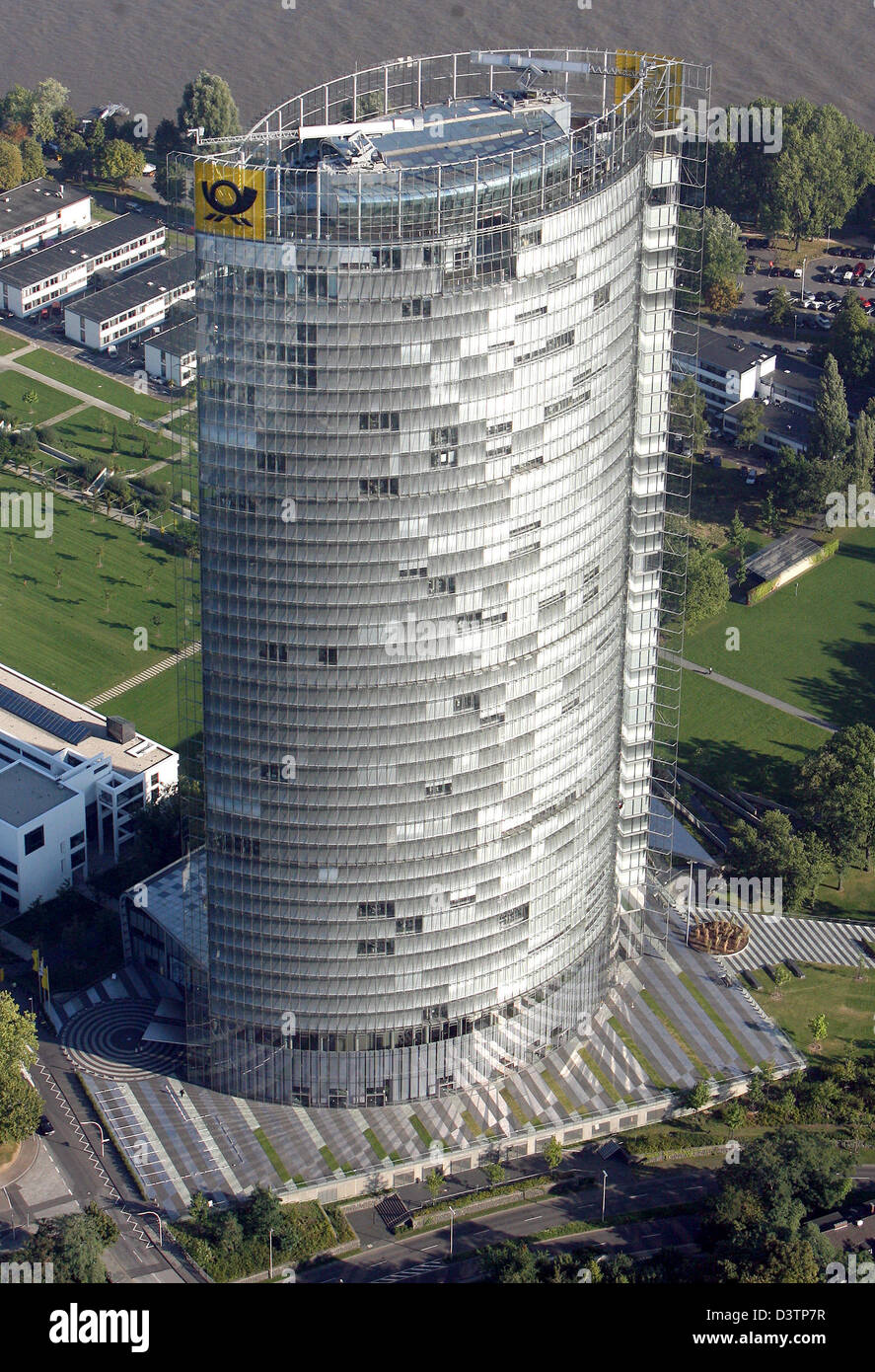 Das Bild zeigt den Post Tower des ehemaligen Regierungsviertels in Bonn, Deutschland, Samstag, 21. Oktober 2006. Der Post-Tower beherbergt der Deutschen Post AG und ist Nordrhein-Westfalen der höchste Bürogebäude mit seinen 162,5 Metern. Foto: Felix Heyder Stockfoto