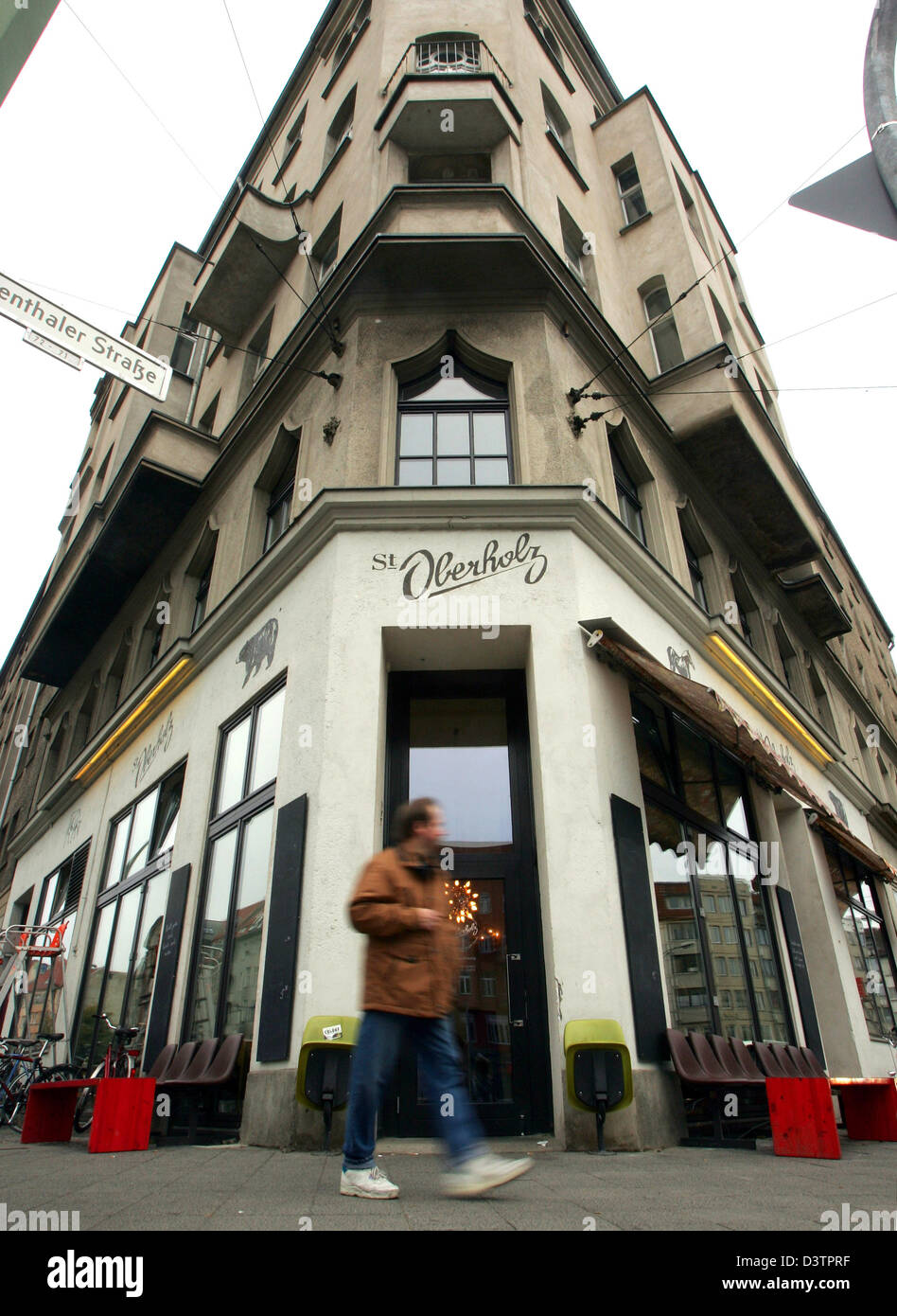 Das Foto zeigt das Internetcafé "St. Oberholz" in Berlin, Montag, 30. Oktober 2006. Das Café bietet seinen Gästen gratis-W-LAN Zugang. Foto: Gero Breloer Stockfoto