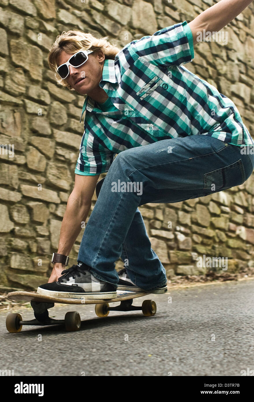 Skateboard downhill, Konzentration und Gleichgewicht, St. Agnes, Cornwall, UK Stockfoto