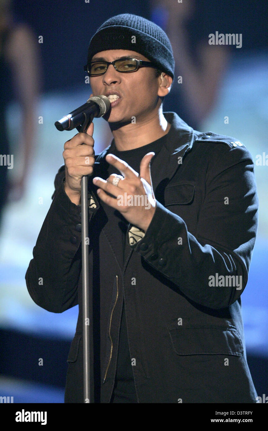 Deutsche Sänger Xavier Naidoo in der TV-Show tritt "Wetten, dass...?" (Wetten, Das..?) in Düsseldorf, Samstag, 4. November 2006. Foto: Jörg Carstensen Stockfoto