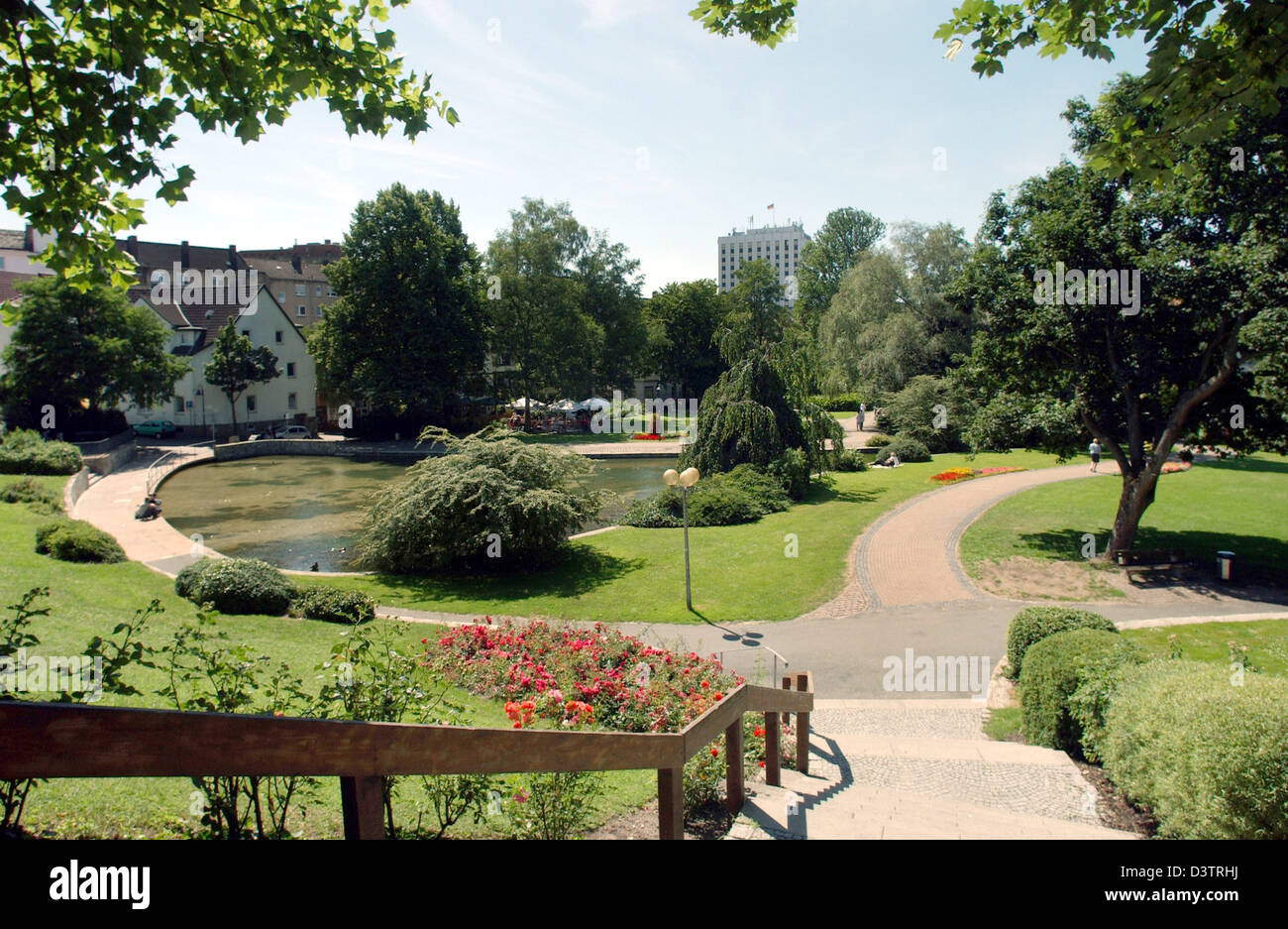 (Dpa-Datei) - zeigt die Pictue Parks rund um den Springbrunnen des Flusses Pader in Paderborn, Deutschland, 15. Juli 2006. Foto: Horst Ossinger Stockfoto