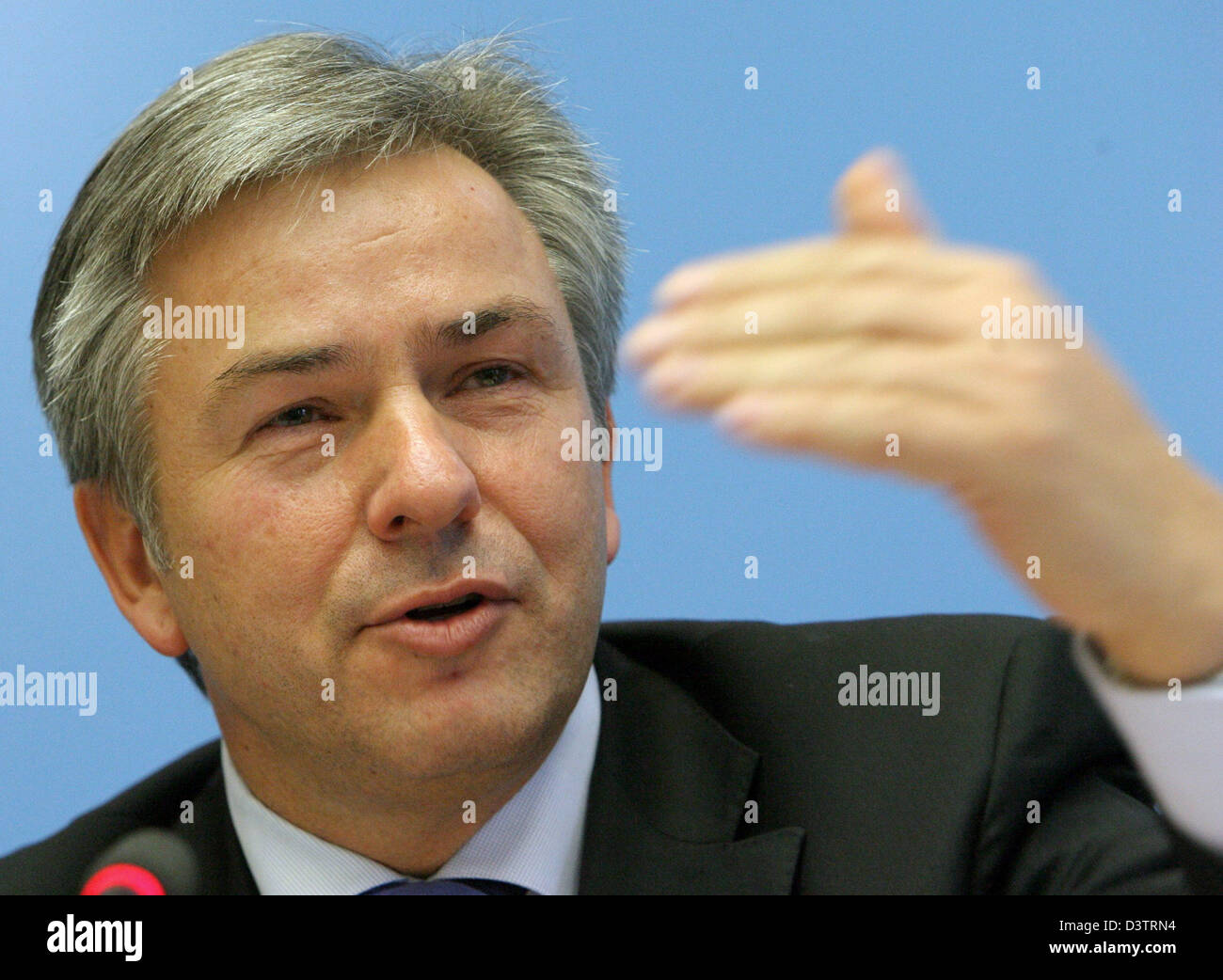 Berlins EZB Bürgermeister Klaus Wowereit (SPD) Gesten bei einer Pressekonferenz nach der endgültigen Koalition Konsultationen zwischen der SPD und der Linkspartei.PDS im Rathaus "Rotes Rathaus" in Berlin, Montag, 6. November 2006. Er informierte über die endgültige Vereinbarung zwischen den beiden Parteien. Foto: Tim Brakemeier Stockfoto