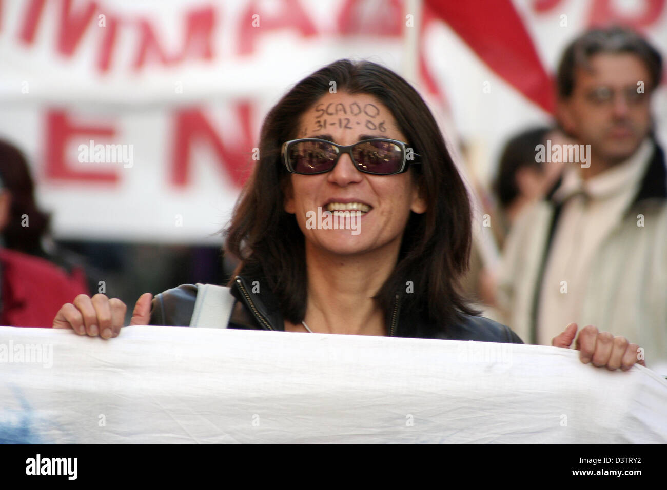 Eine Frau hat "Scado 31.12.06" (Ich betreibe auf 31.12.06)written auf ihrer Stirn bei einer Demonstration gegen die zunehmende Umwandlung der unbefristete Verträge für begrenzte Verträge in Rom, Samstag, 4. November 2006. Foto: Lars Halbauer Stockfoto