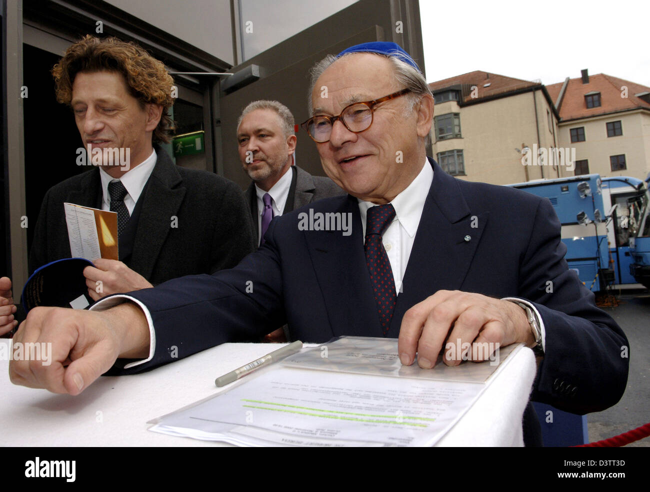 Verleger Hubert Burda unterschreibt das Gästebuch der neuen Hauptsynagoge in München, Deutschland, Donnerstag, 9. November 2006. Der Zentralrat der Juden in Deutschland, Knobloch und Bundespräsident Koehler eröffnet die Synagoge am St.-Jacobs-Platz heute Nachmittag, etwa 60 Jahre nach dem Ende des NS-Regimes. Die Synagoge war von den Nazis fünf Monate vor t zerstört Stockfoto