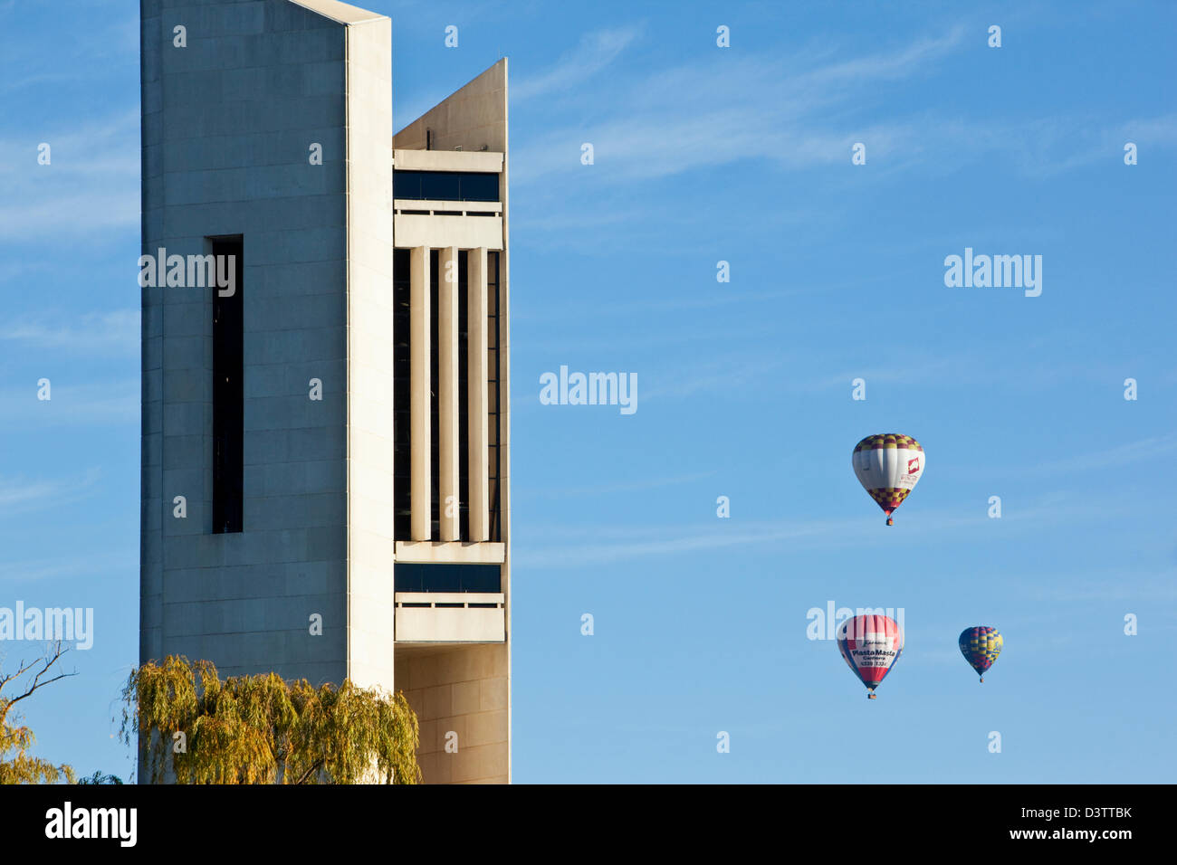 Der National Carillon Glockenturm mit Heißluftballons im Hintergrund. Canberra, Australian Capital Territory (ACT), Australien Stockfoto