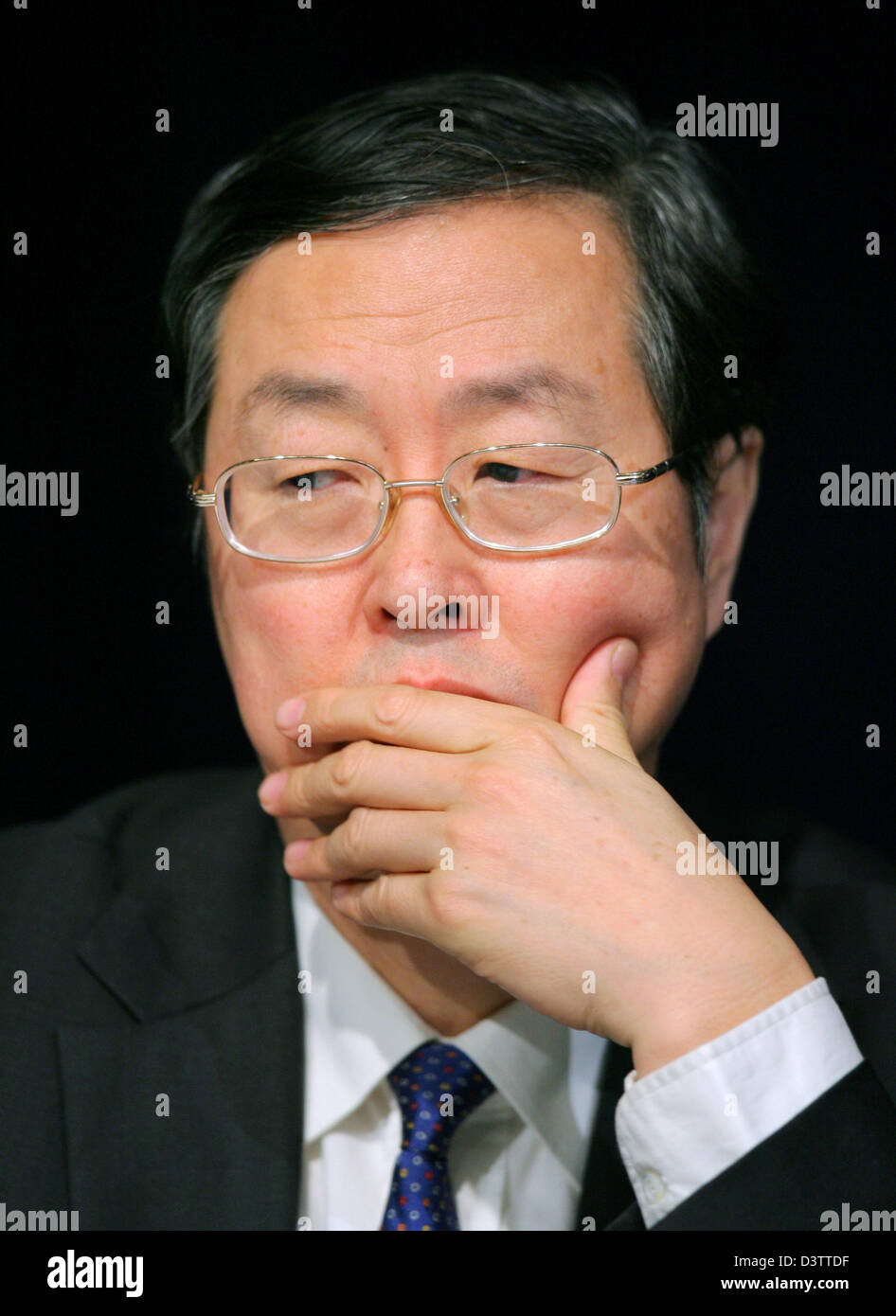 Der Gouverneur von der Peoples Bank of China Zhou Xiaochuan abgebildet ein Treffen der EZB in Frankfurt am Main, Deutschland, Freitag, 10. November 2006. Das Treffen diskutiert die Rolle von Geld und Geld-Politik für das 21. Jahrhundert. Bernanke Beteiligung bildet den Auftakt für wichtigere Banker zu Gast ab Montag, den 13. November ab auf der Euro Finance Week und die European Banking Congress Stockfoto