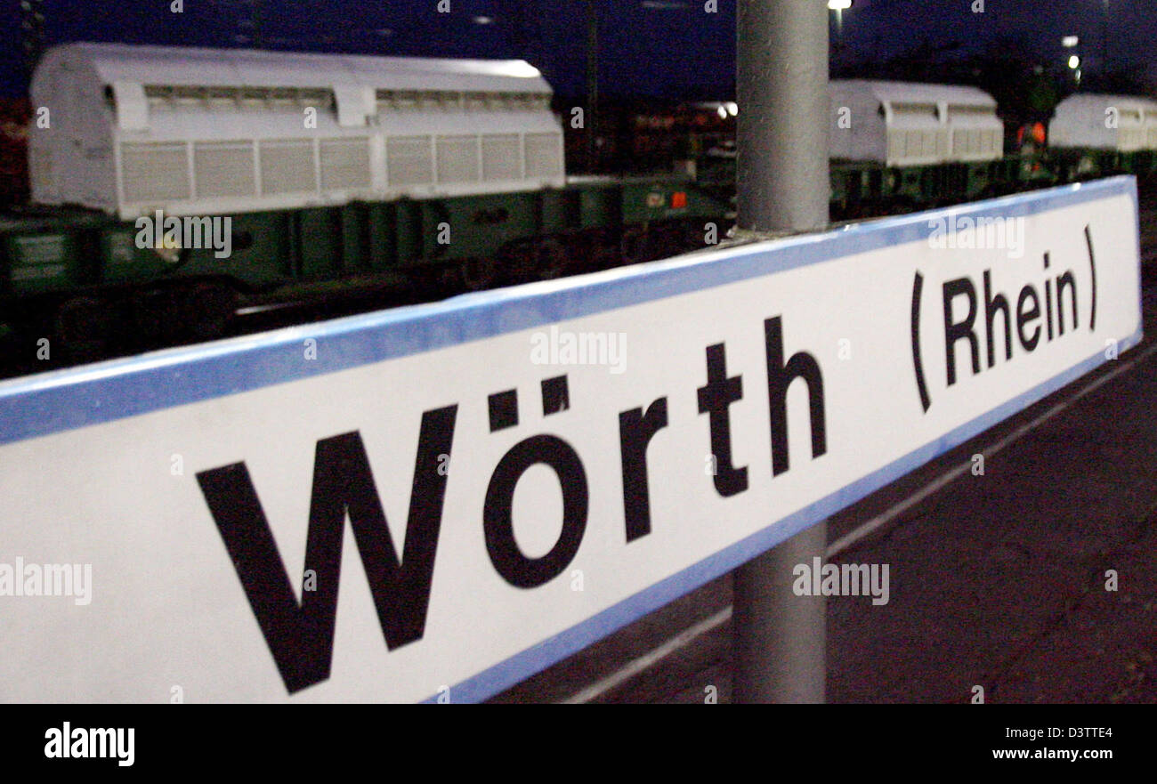 Ein Güterzug mit 12 Rollen ist am Bahnhof in Wörth, Deutschland, Samstagabend, 11. November 2006 abgebildet. Aus der Aufbereitungsanlage in La Hague (Frankreich) rollt der Zug in Richtung Zwischenlager in Gorleben (Deutschland). Foto: Uli Deck Stockfoto