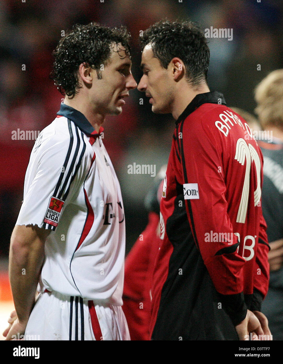 Fc Bayern Munchen Spieler Mark Van Bommel L Und Leverkusens Marko Babic R Argumentieren Wahrend Der Bundesliga Spiel Zwischen Den Beiden Teams In Der Bayarena In Leverkusen Deutschland Samstag 11 November 2006 Foto