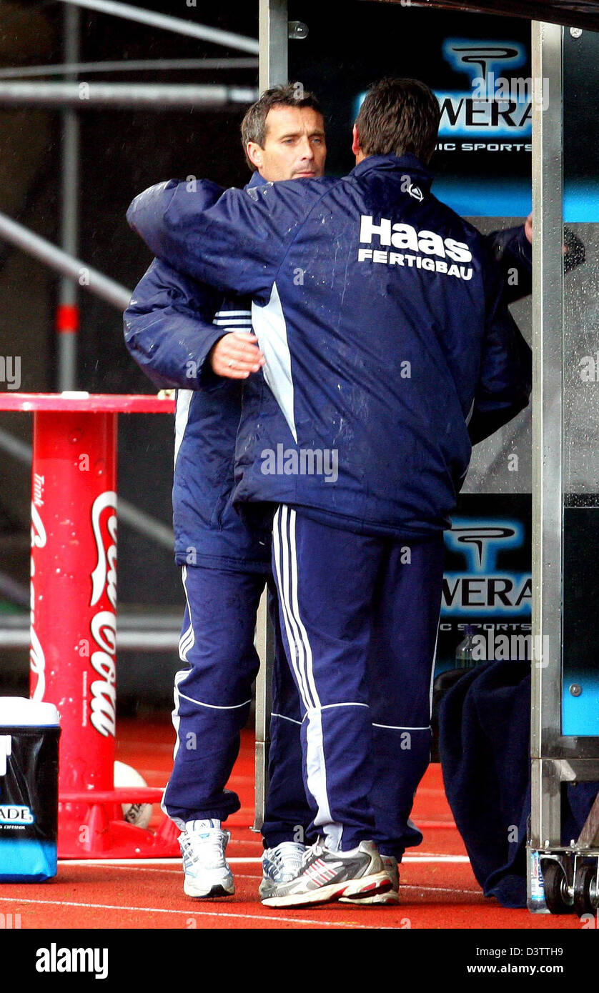 SV Wacker Burghausen-Cheftrainer Markus Schupp (L) schüttelt Hände mit Assisstant Trainer Karl-Heinz Emig, nach die 2. Bundesliga-Spiel gegen Kickers Offenbach im Sportpark Stadion in Burghausen, Deutschland, Sonntag, 12. November 2006. Foto: Christian Butzhammer (Achtung: Zeitraum blockieren! Die DFL ermöglicht die weitere Nutzung der Bilder in andere n, IPTV und mobile Dienstleistungen Stockfoto