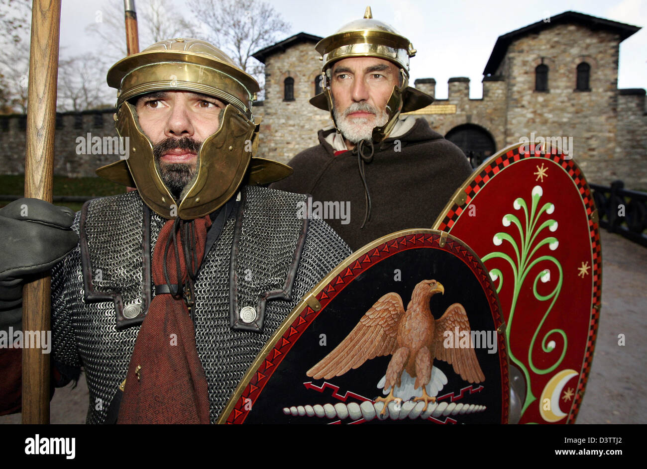 Zwei Männer im römischen Legionär Kostüme sind die Saalburg bei Bad Homburg,  Deutschland, Sonntag, 12. November 2006 abgebildet. Die Teilnehmer der  römischen Gruppe "Milites Bedenses" aus Bitburg eingerichtet haben  Winterquartier auf der