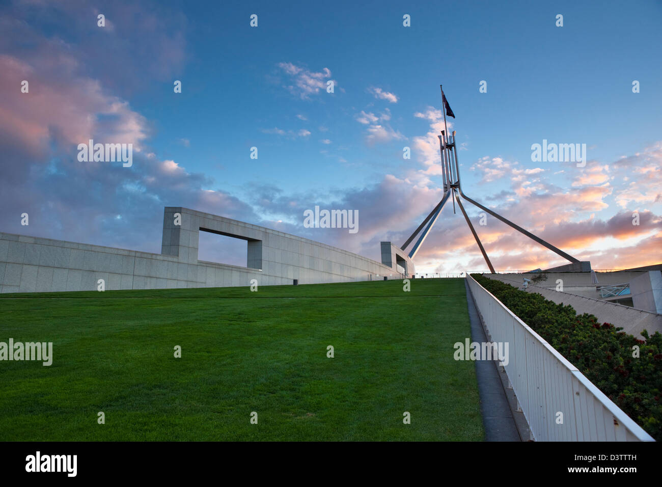 Der Rasen auf dem Dach und Fahnenmast des Parliament House in der Abenddämmerung. Canberra, Australian Capital Territory (ACT), Australien Stockfoto