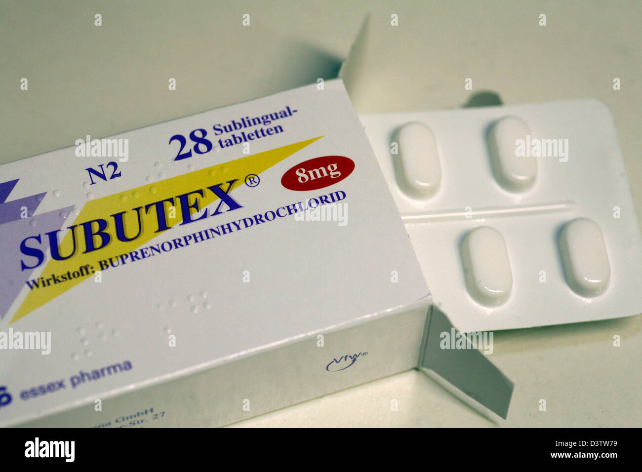 Das Bild zeigt Methadon-Tabletten an einem Standort in Frankfurt Main,  Deutschland, Montag, 13. November 2006. Patienten haben nach der Einnahme  die Pille in den Mund schmelzen. Mitarbeiter verteilen Methadon zu  Drogenabhängigen als