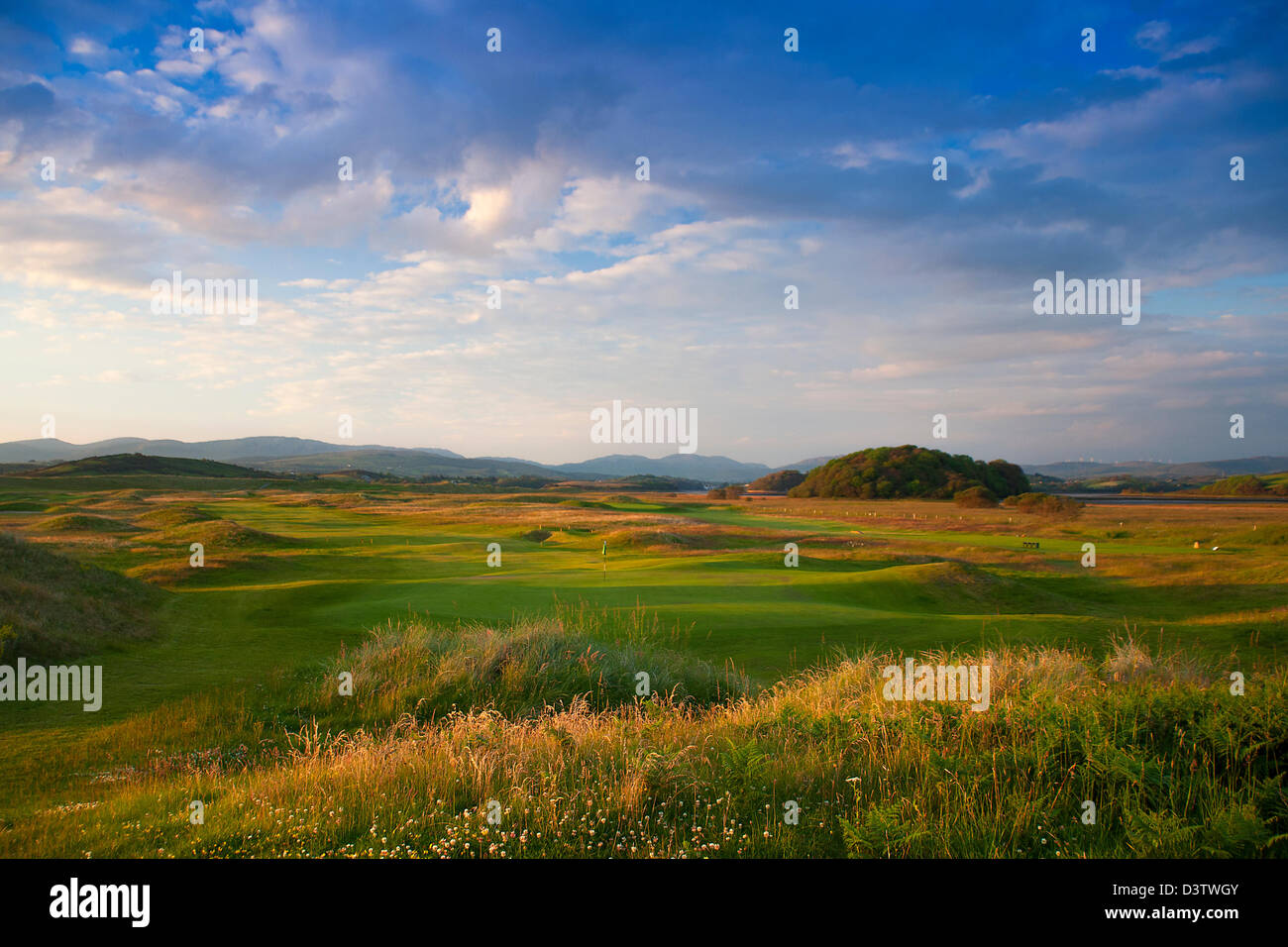 Donegal-Golfplatz bei Sonnenuntergang, green, Golf und blau. Keine Menschen. Stockfoto