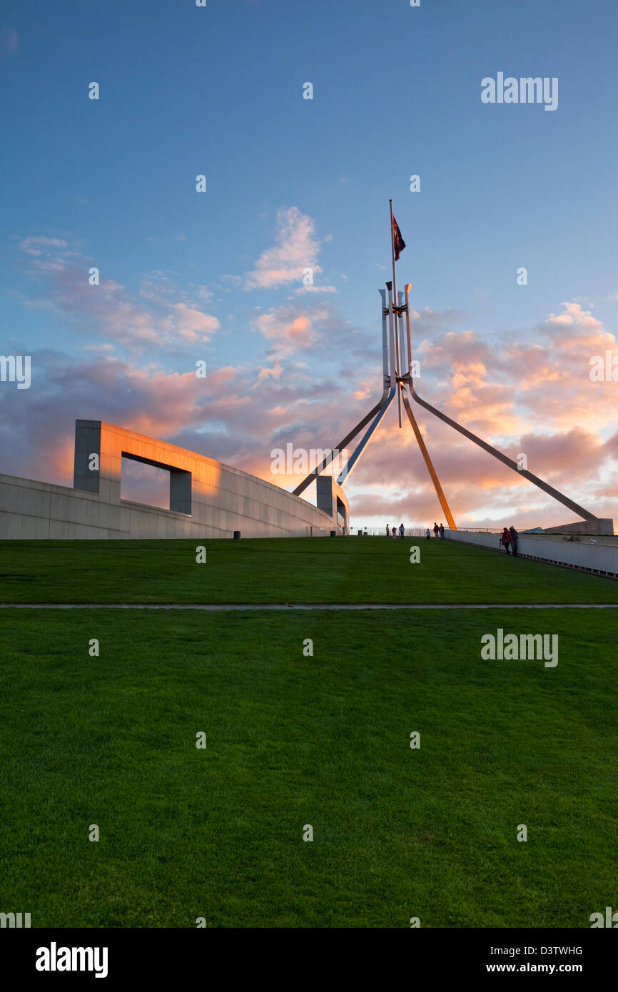 Der Rasen auf dem Dach und Fahnenmast des Parliament House in der Abenddämmerung. Canberra, Australian Capital Territory (ACT), Australien Stockfoto
