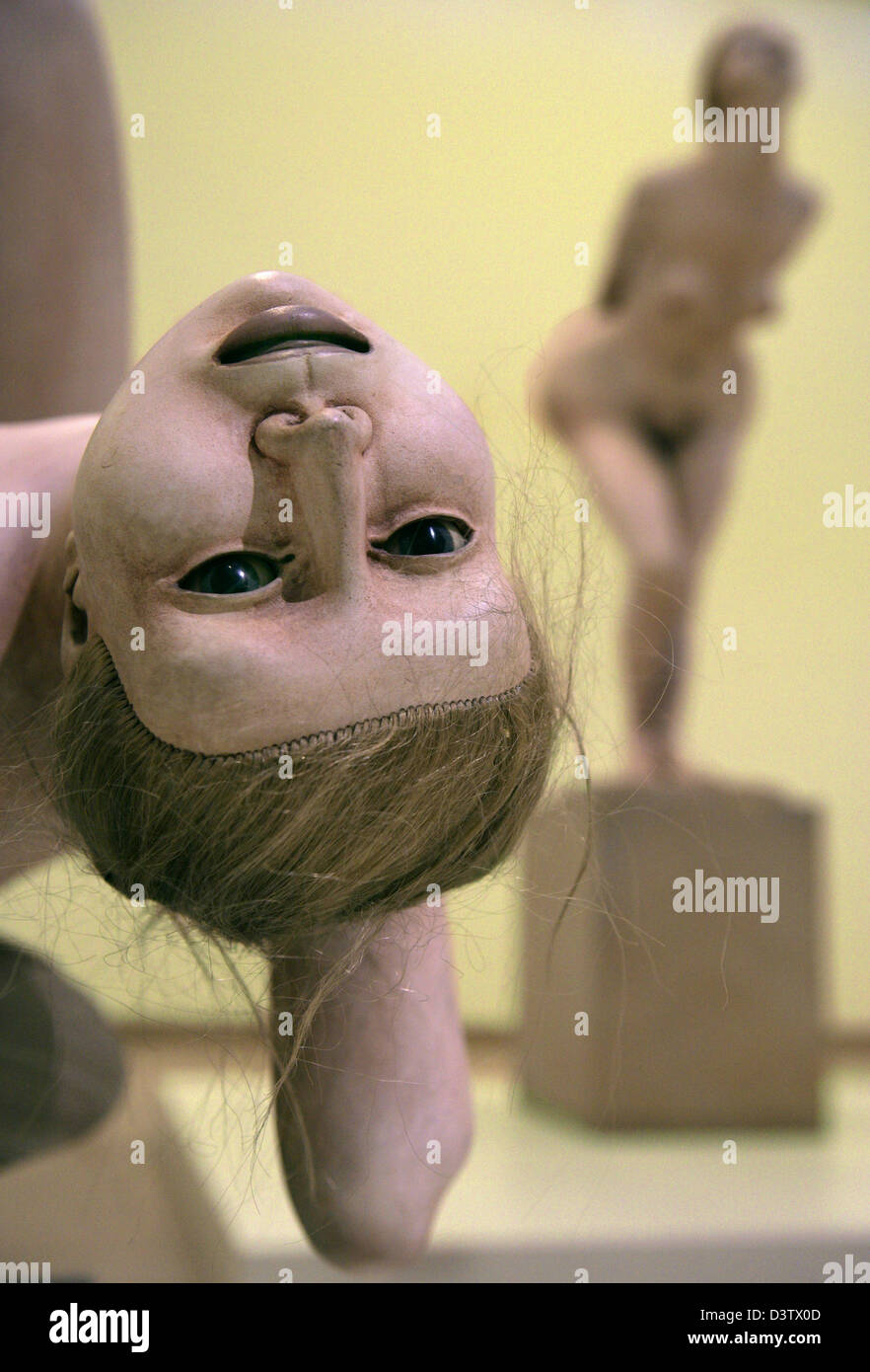 Die bemalte Bronze Skulpturen "Mädchen auf Rückseite" (1968-72 L) 'biegen Girl"(1968-71) des britischen Künstlers Reg Butler sind im Gerhard Marcks-House in Bremen, Deutschland, Mittwoch, 22. November 2006 abgebildet. Die Kunstwerke sind Bestandteil der Ausstellung "Reg Butler - anständige Sulpture", die vom 24. November 2006 bis 28. Februar 2007 in Bremen. Butler gehört der British Artists, ga Stockfoto