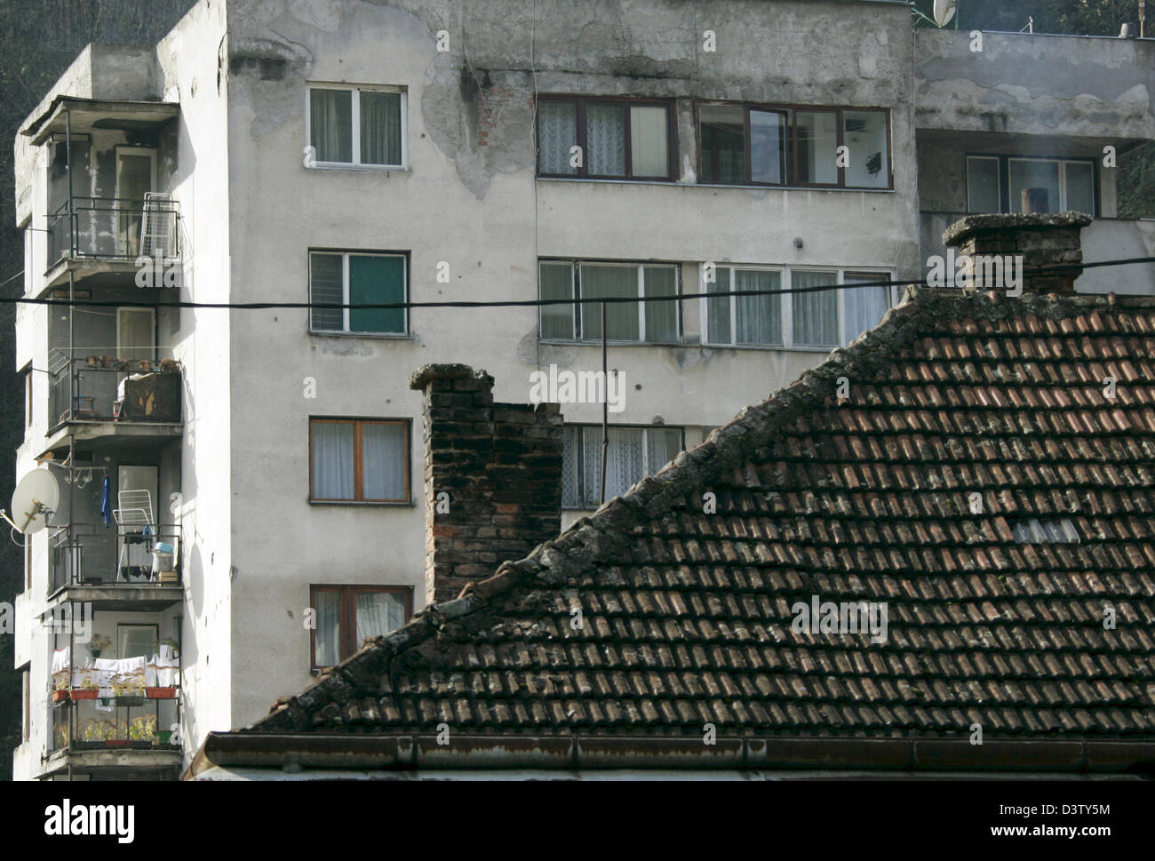 Blick auf faulen Häuser von Srebrenica, Bosnien und Herzegowina, 15. November 2006. Srebrenica liegt an der Grenze zu Serbien. Die Einwohnerzahl der Stadt ging auf 21.000, meistens Serben und serbische Flüchtlinge aus der bosnisch-kroatischen Föderation. Die Stadt gesetzt die traurige Szene für das Massaker im Juli 1995, als bosnische Serben unter dem Kommando von General Ratko Mladic eindrang der Stockfoto