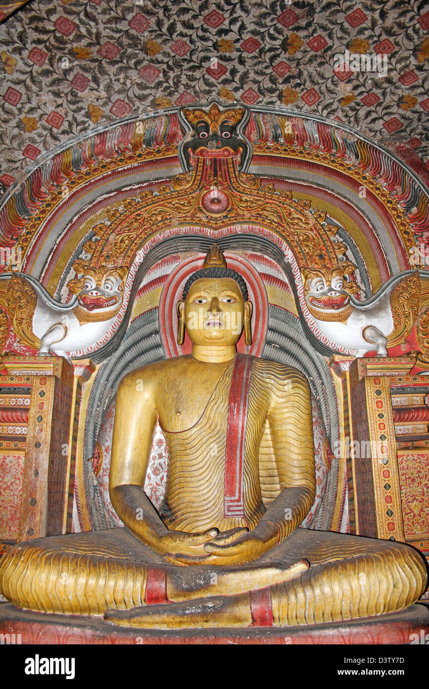 Sitzende Buddha-Statue unter dem Drachen Bogen oder Makara Torana an der Maha Alut Viharaya Tempel Stockfoto