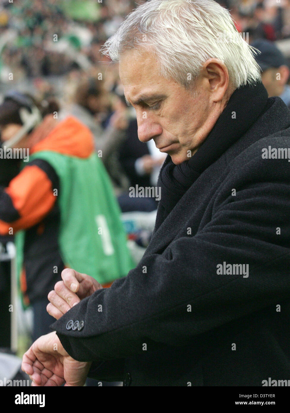 Dortmund-Trainer Bert van Marwijk prüft deren Zeit während des Bundesliga-Spiels BVB Borussia Dortmund Vs VfL Wolfsburg im Signal Iduna Stadion von Dortmund, Deutschland, Samstag, 2. Dezember 2006 abläuft. Foto: Felix Heyder (Achtung: Zeitraum blockieren! Die DFL ermöglicht die weitere Nutzung der Bilder im IPTV, mobile Dienste und anderen neuen Technologien nur zwei Stunden Stockfoto