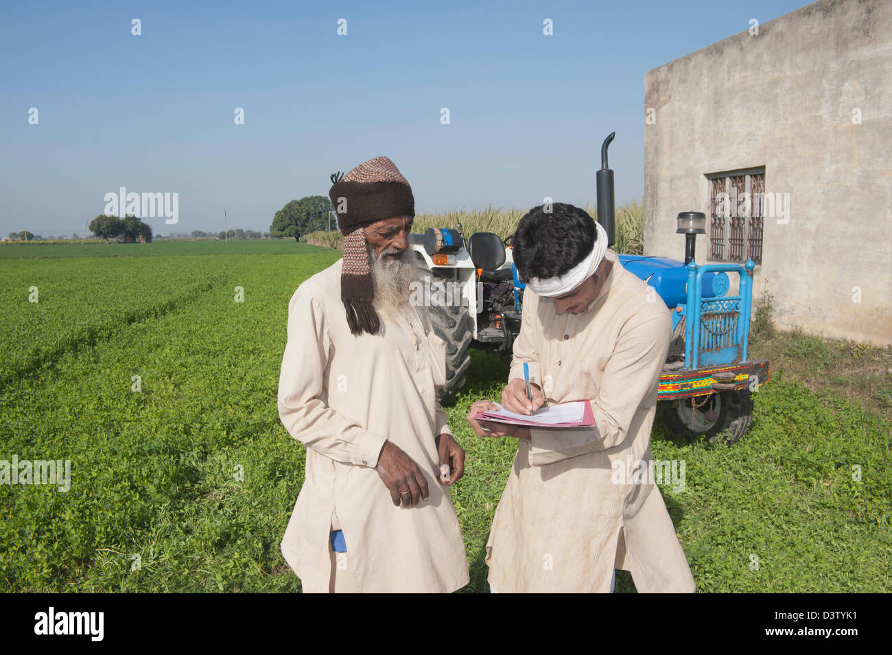 Farmer, die Unterzeichnung auf dem Einverständnis der Landwirtschaft Darlehen, Sonipat, Haryana, Indien Stockfoto