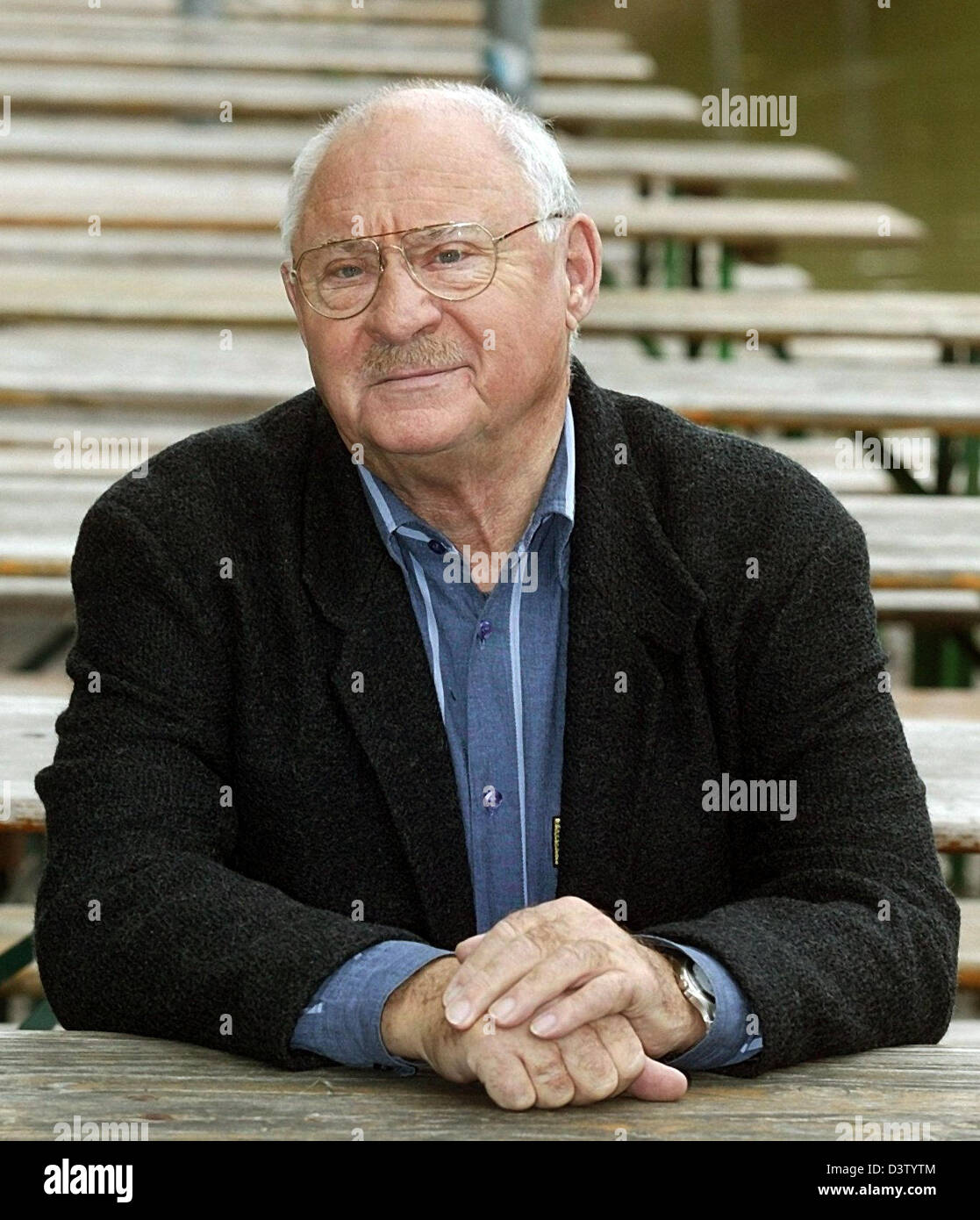 Datei - Schauspieler Rolf Schimpf ist auf einer Pressekonferenz für die 300. Show "Der Alte" ("The Old") im englischen Garten in München, 19. Oktober 2004 abgebildet. Laut der "Bild am Sonntag" Schimpf gerade erschossen seine letzte Show als "Der Alte" in München am Freitag, 1. Dezember 2006. Nach 20 Jahren und 222 Fällen zieht sich Schimpf aus seinem Charakter Inspektor Leo Kress. Foto: Ursul Stockfoto