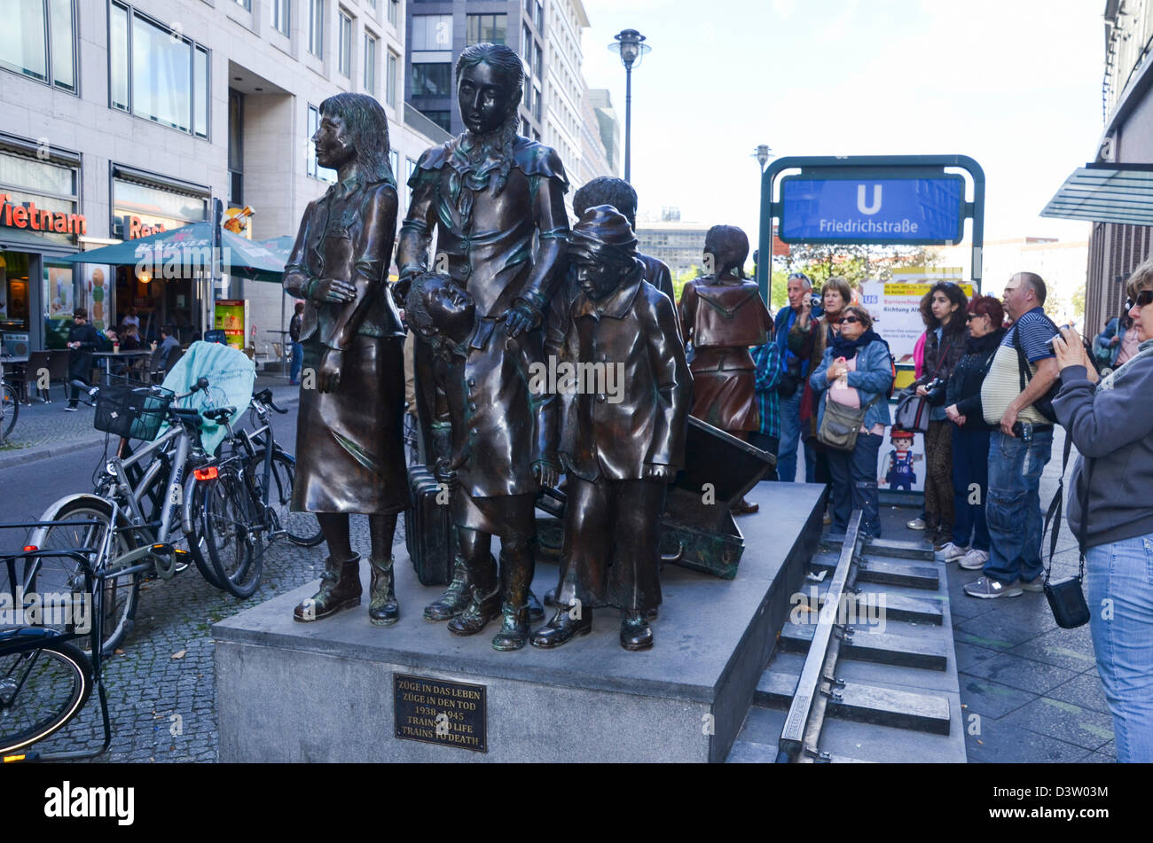 Züge zum Leben, Züge nach Tod Statue von Frank Meisler 2008 außerhalb Friedrichstraße Bahnhof, Berlin, Deutschland Stockfoto