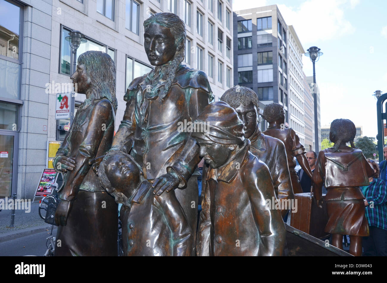 Züge zum Leben, Züge nach Tod Statue von Frank Meisler 2008 außerhalb Friedrichstraße Bahnhof, Berlin, Deutschland Stockfoto
