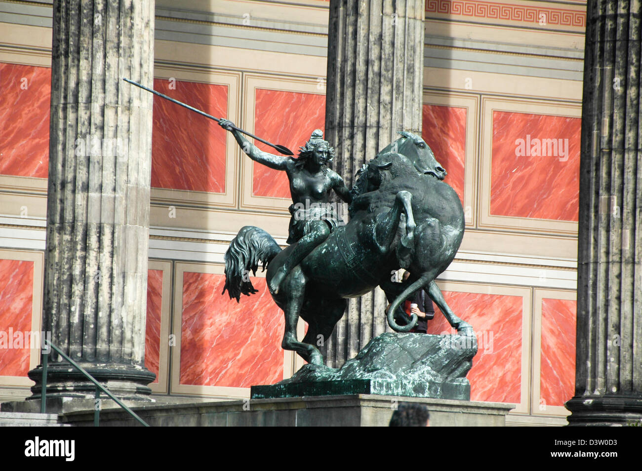 Berlin, Deutschland. Altes Museum (altes Museum) Statue von einem Kampf  gegen Amazon (von August Kiss 1842) vor dem Museum Stockfotografie - Alamy