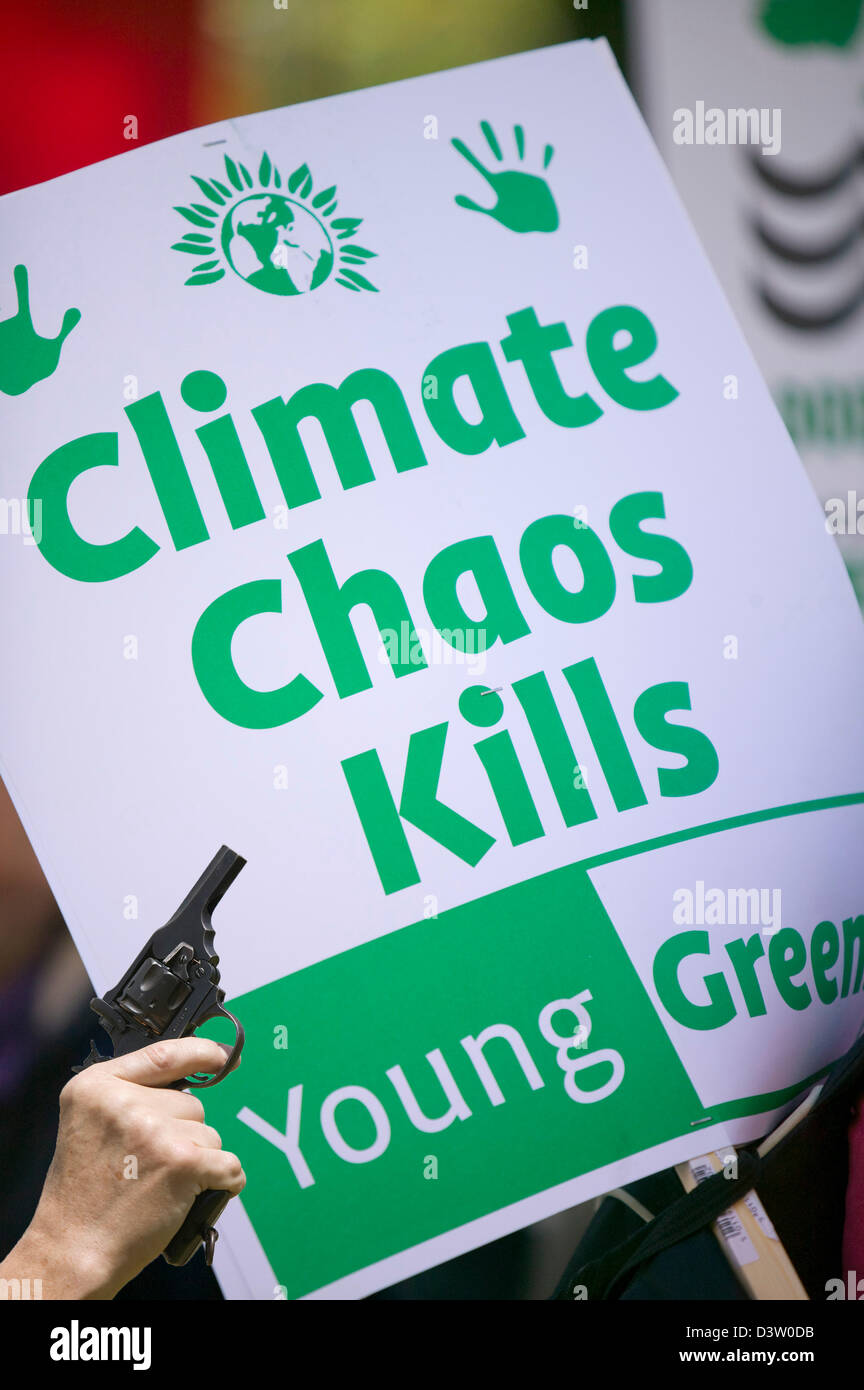 Plakate im I Count Klimawandel rally in London mit einer Handfeuerwaffe. Stockfoto