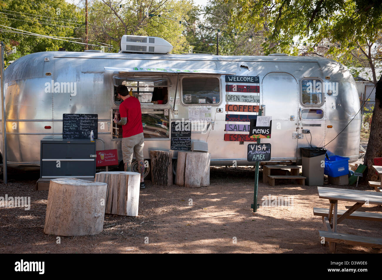 Imbisswagen in einen Airstream Wohnwagen verkauft eine Vielzahl von Lebensmitteln Stockfoto