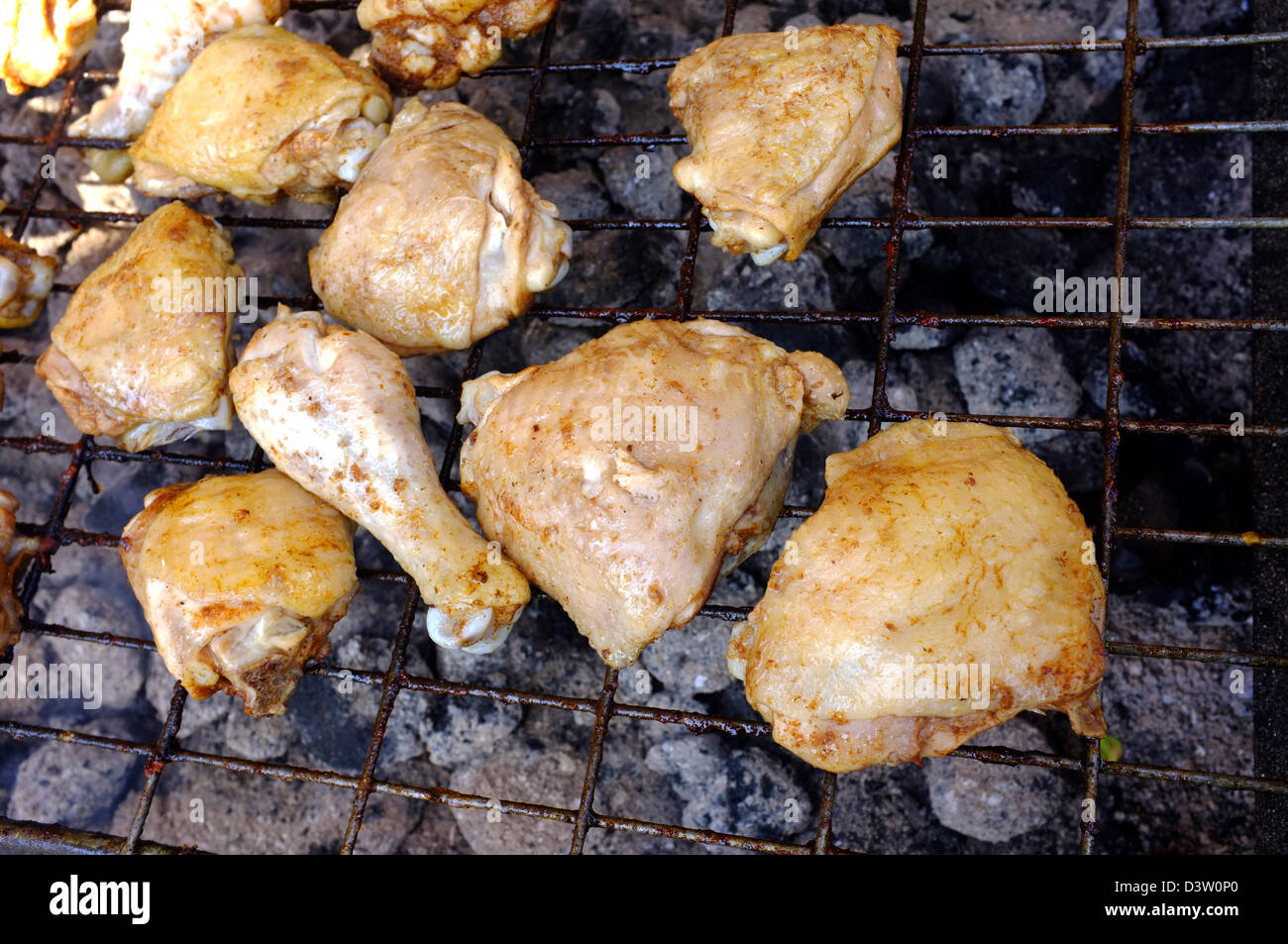 Fleisch kochen auf einem südafrikanischen Braai/BBQ. Stockfoto