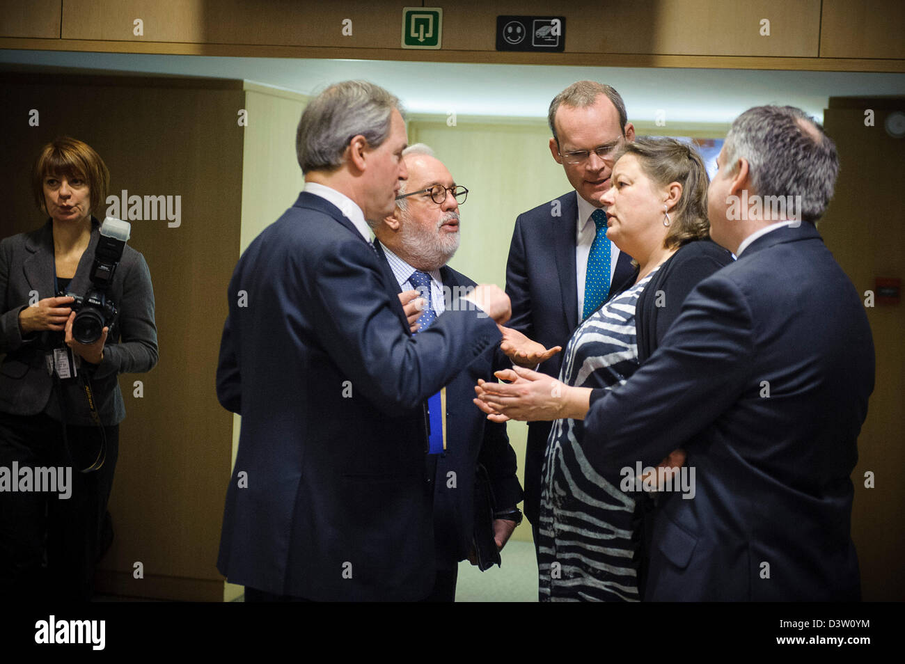 Brüssel, Belgien. 25. Februar 2013. (L-R) Britische Staatssekretär für Umwelt, Food and Rural Affairs, Owen Paterson, spanischen Minister für Landwirtschaft und Fischerei Angelegenheiten Miguel Arias Cañete, irischer Minister für Fischerei Simon Coveney und dänische Landwirtschaft minister Mette Gjerskov Chat vor der EU-Landwirtschaft-Ratsversammlung in Brüssel, Belgien am 25.02.2013 von Wiktor Dabkowski (Credit-Bild: © Wiktor Dabkowski/ZUMAPRESS.com) Stockfoto