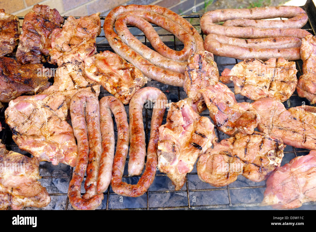 Fleisch kochen auf einem südafrikanischen Braai/BBQ. Stockfoto