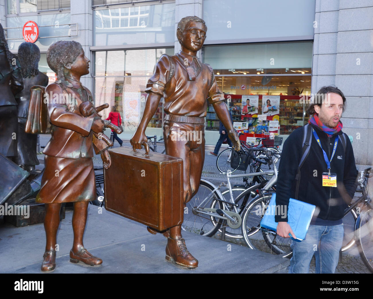 Züge zum Leben, Züge nach Tod Statue von Frank Meisler 2008 außerhalb Friedrichstraße Bahnhof, Berlin, Deutschland Stockfoto