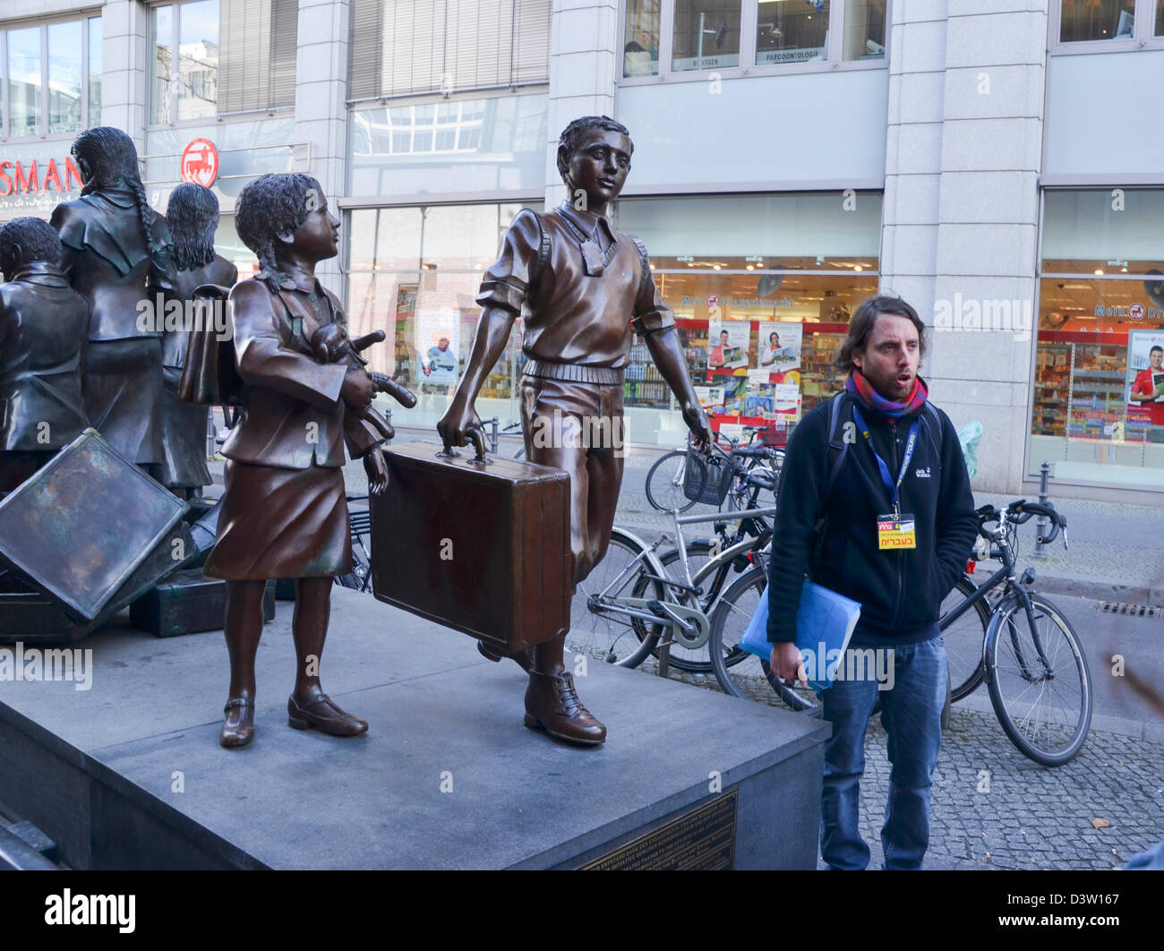 Züge zum Leben, Züge nach Tod Statue von Frank Meisler 2008 außerhalb Friedrichstraße Bahnhof, Berlin, Deutschland Stockfoto