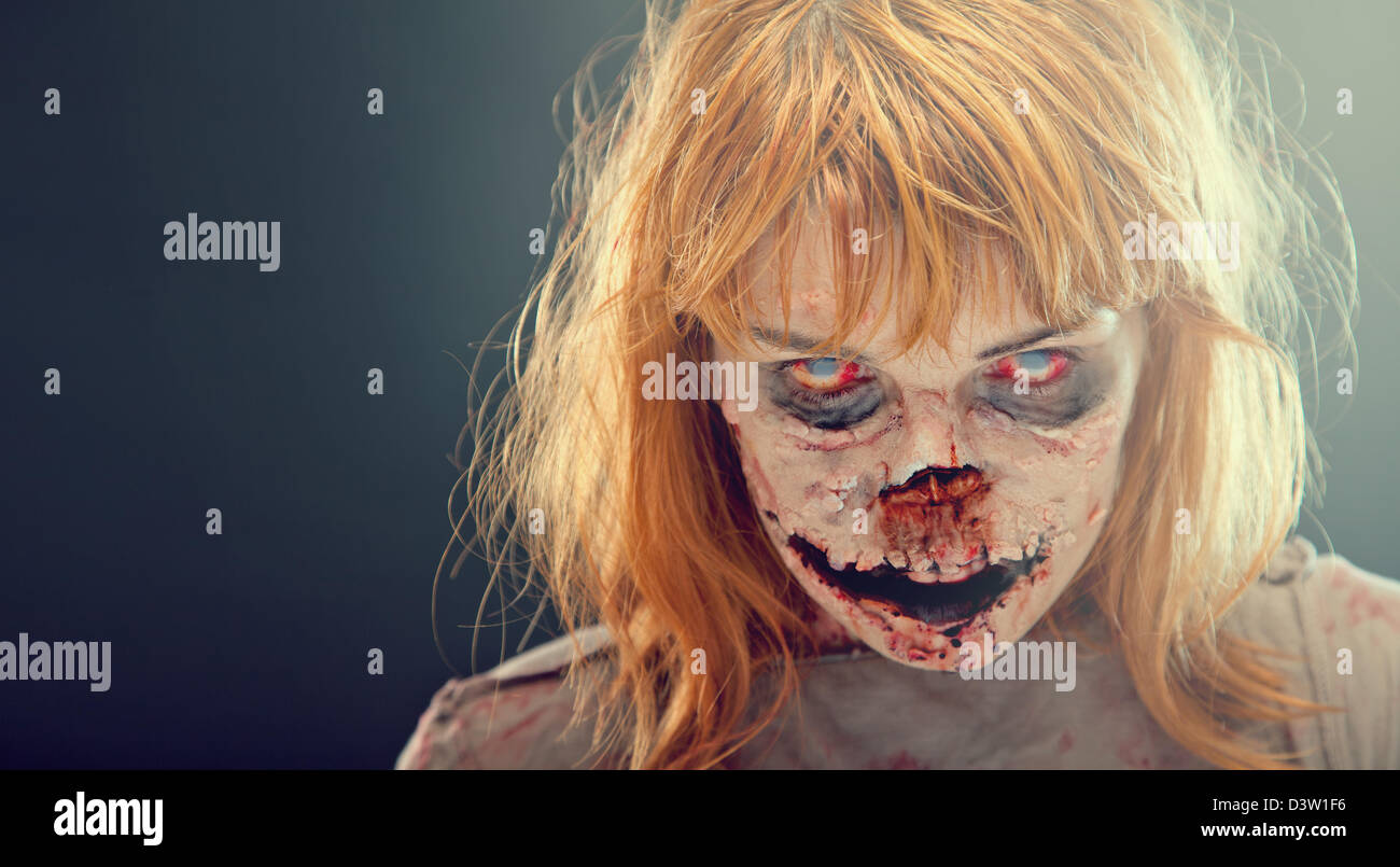 Gruselige blutigen Zombie Gesicht mit beängstigend Augen Stockfoto