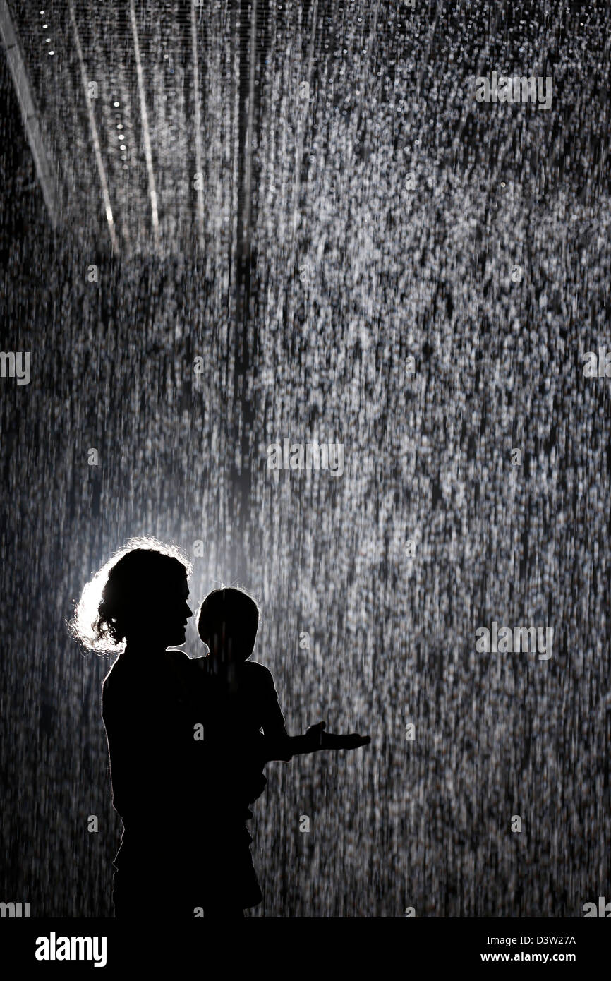 Menschen Interagieren Mit Den Rain Room Kunst Installation