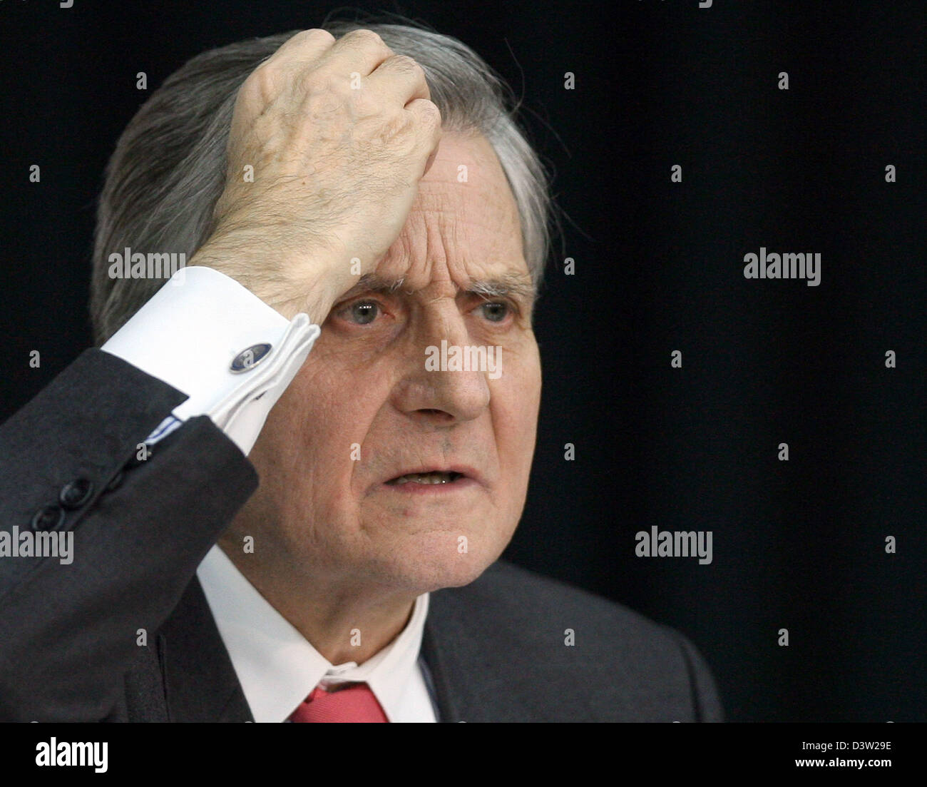 Leiter der Europäischen Zentralbank (EZB) Jean-Claude Trichet Gesten während einer Pressekonferenz in Frankfurt Main, Deutschland, Donnerstag, 7. Dezember 2006. Trichet kündigte die Erhöhung der den Leitzins um 0,25 Prozent hinzufügen von bis zu 3,5 Prozent. Foto: Boris Roessler Stockfoto