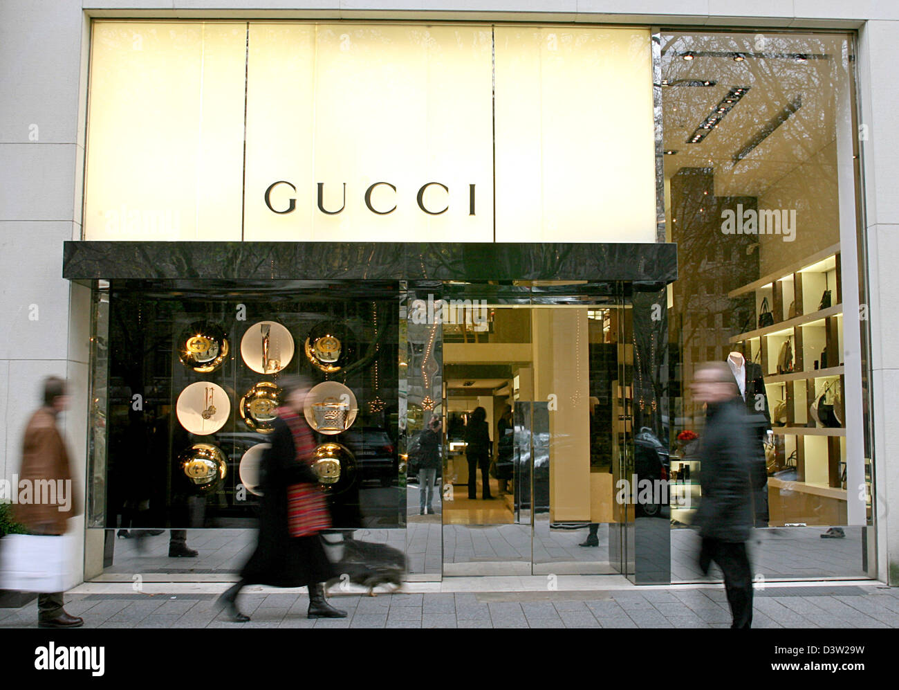Fußgänger gehen vorbei an das Anzeigefenster des Modelabels Gucci am  Boulevard Königsallee in Düsseldorf, Dienstag, 5. Dezember 2006. Foto:  Roland Weihrauch Stockfotografie - Alamy