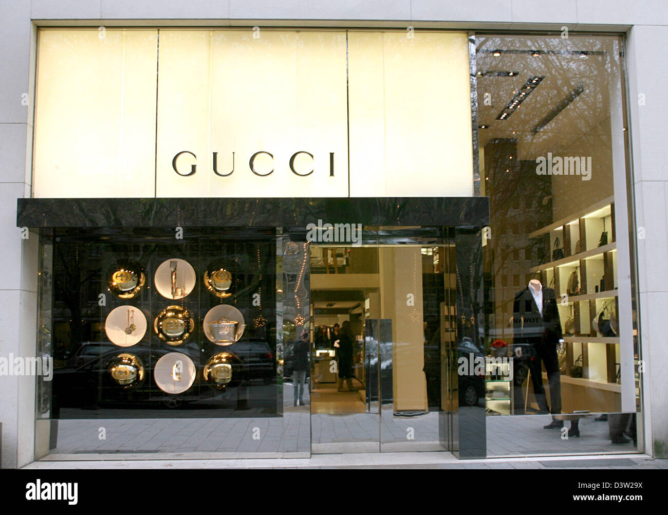 Das Bild zeigt das Anzeigefenster des Modelabels Gucci am Boulevard  Königsallee in Düsseldorf, Dienstag, 5. Dezember 2006. Foto: Roland  Weihrauch Stockfotografie - Alamy