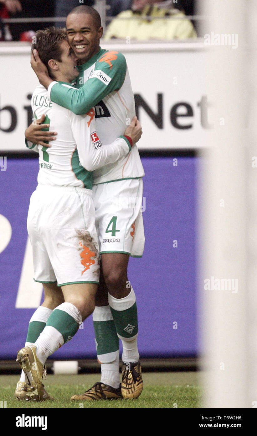 (L-R) Bremens Miroslav Klose und Naldo jubeln seine frühen 0: 1 Führung während der Bundesliga Spiel Eintracht Frankfurt gegen SV Werder Bremen in die Commerzbank Arena Frankfurt am Main, Deutschland, Samstag, 9. Dezember 2006. Foto: Frank Mai (Achtung: Zeitraum blockieren! Die DFL ermöglicht die weitere Nutzung der Bilder im IPTV, mobile Dienste und anderen neuen Technologien nur zwei Stunden Stockfoto