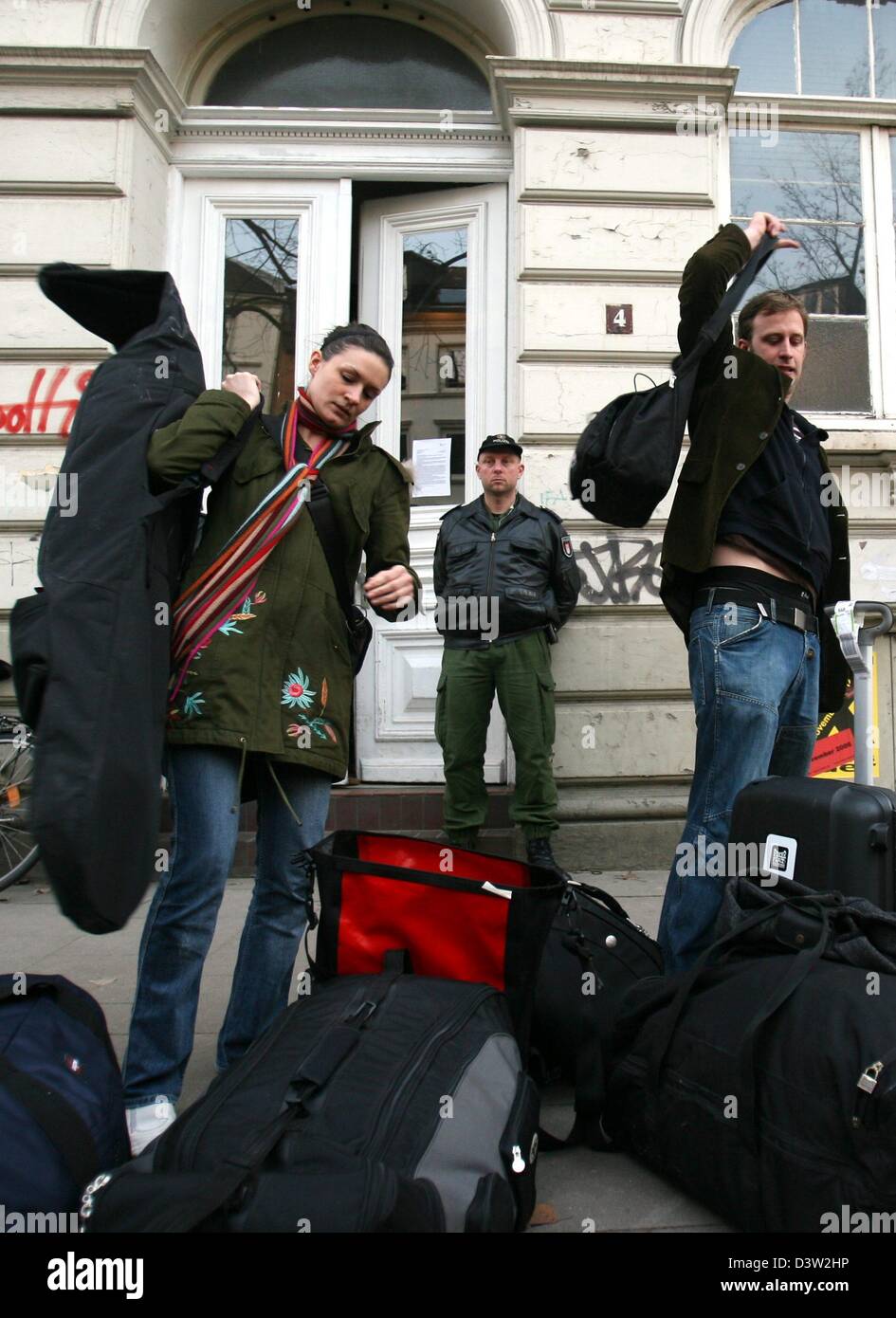 Bewohner lassen die untersuchte Haus in Hamburg, Deutschland, Samstag, 9. Dezember 2006. Die Polizei durchsuchte die Wohnung des russischen Geschäftsmann Dmitry Kovtun, die hatte Kontakt mit ehemaligen russischen Spions Litwinenko für die radioaktiven Substanz Polonium-210. Kowtun ist im Krankenhaus Strahlenkrankheit leiden. Foto: Kay Nietfeld Stockfoto