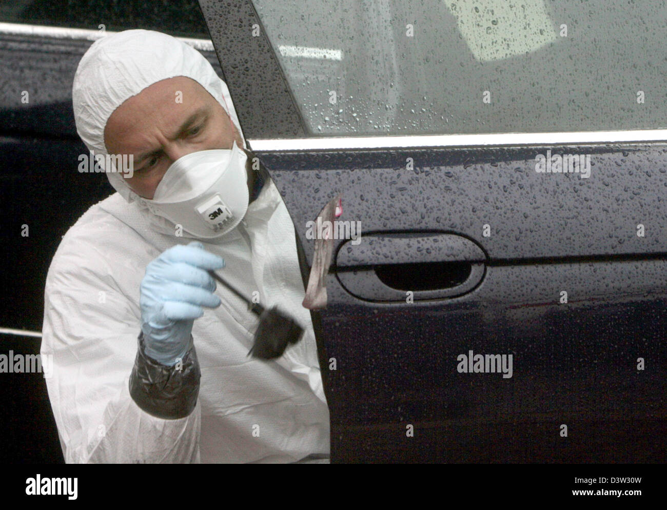 Ein Offizier von der Bundesrepublik Bundeskriminalamt (BKA) untersucht in Orla, Deutschland, ein BMW-Auto Montag, 11. Dezember 2006. Polizei folgten den Spuren des Kaufmanns Kowtun, ein Verbündeter von russischen Dissidenten Litwinenko, die zum Tode mit radioaktivem Polonium 210 in London letzte Woche vergiftet wurde. Im Fokus ist ein Herrenhaus im Dorf Orla am westlichen Stadtrand von Hamburg wo K Stockfoto