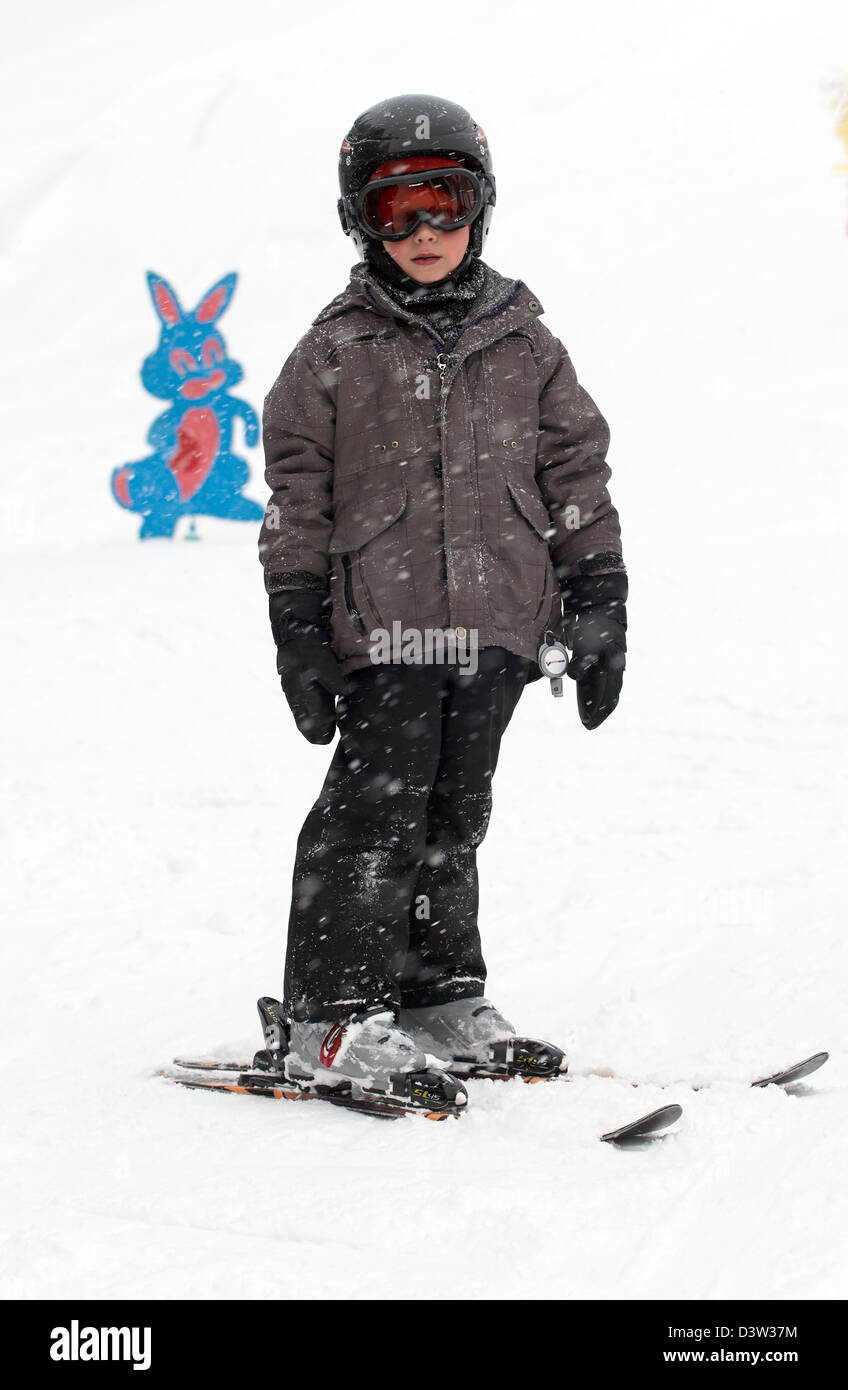 Kind junge Boy Skifahren, Wintersaison, Schnee Stockfoto