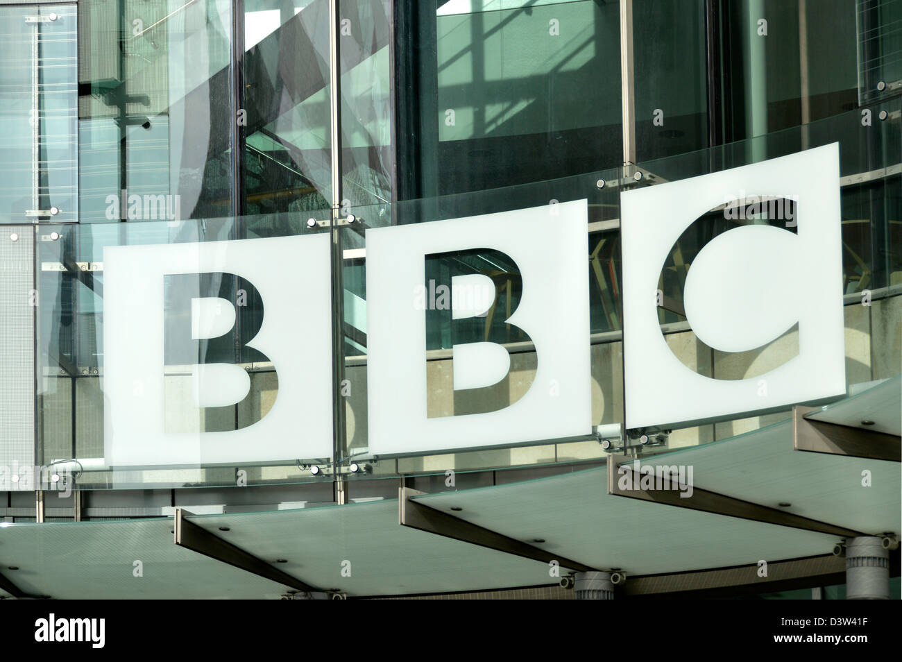 BBC British Broadcasting Corporation Schild über dem Eingang zur neuen Erweiterung des Ostflügels des Broadcasting House London England UK Stockfoto