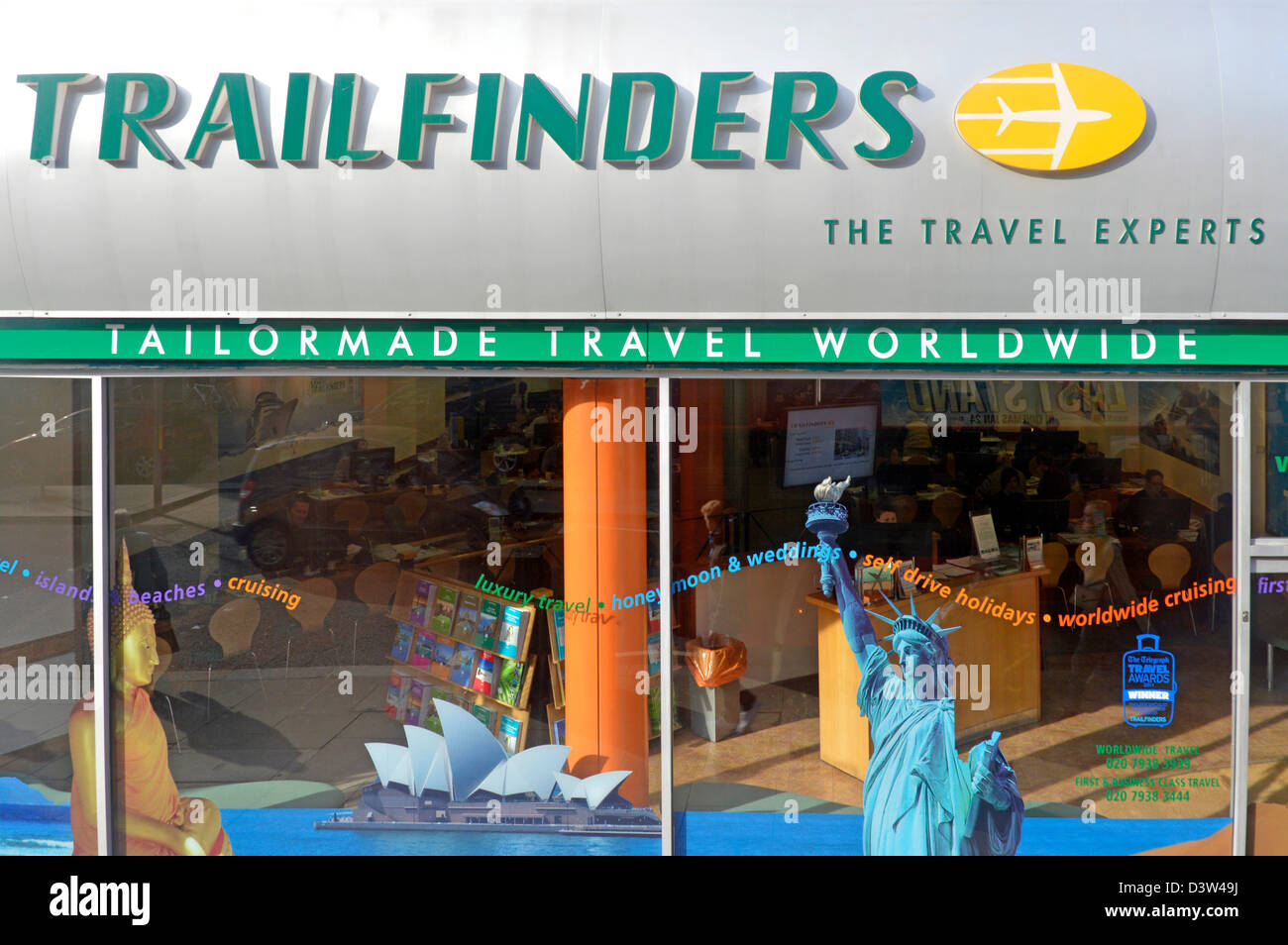 Reisebüroexperten von Tailormade Worldwide Travel mit Markenlogo & Agenten Business-Schild über Trailfinders Shop Frontscheibe West London, England, Großbritannien Stockfoto