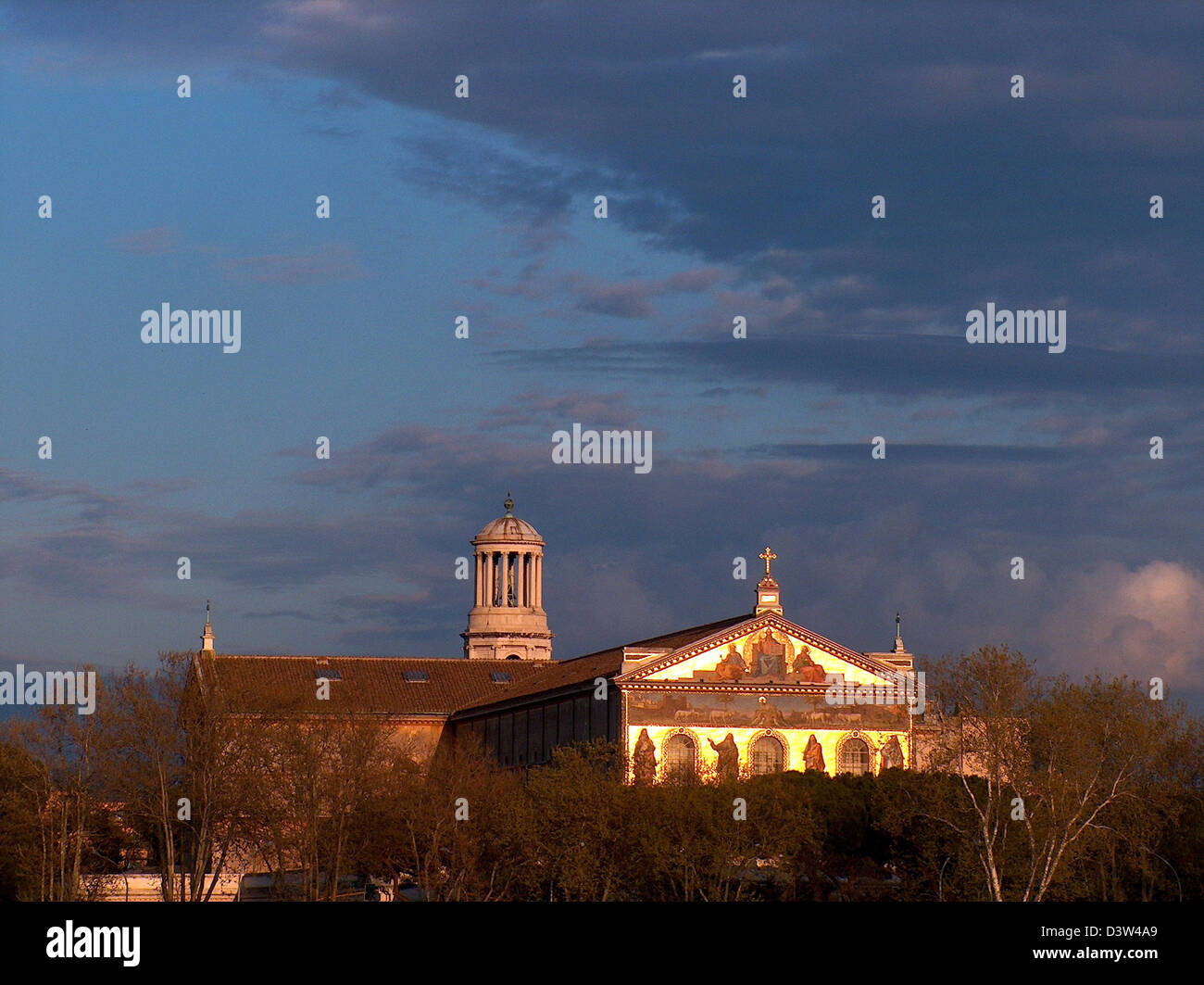 (Dpa-Dateien) - das Foto zeigt die Basilika S. Paolo Fuori le Mura in der Abenddämmerung in Rom, Italien, 18. April 2005. Foto: Lars Halbauer Stockfoto