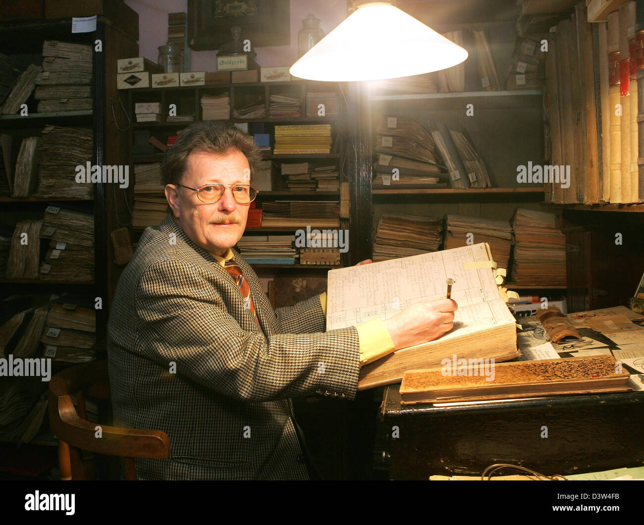 Abgebildet ist der Urgroßneffe des Gründers der 150 Jahre alten Kaufhaus "J.h. Büsing", Christian Buesing, zwischen Regale voller Bücher Buchhalter in Nordenham-Abbehausen, Deutschland, Dienstag, 19. Dezember 2006. Eröffnet im Jahre 1852 die historischen Shop bietet mehr als 3.000 Artikel, die manchmal mehr als hundert Jahre alt sind. Aber die eigentliche der Schätze der "Historica Stockfoto