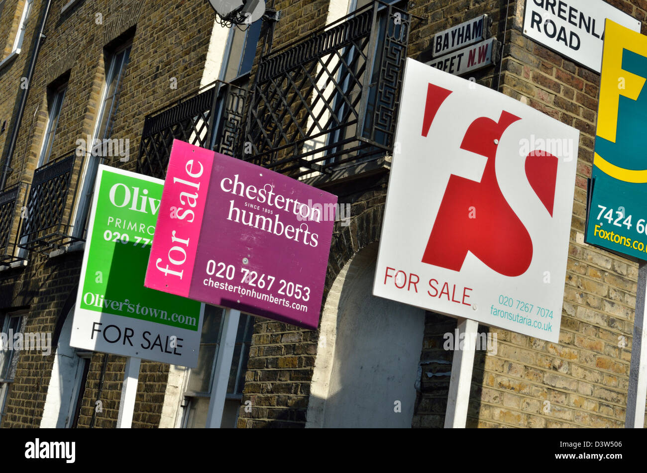 Bretter der Immobilienmakler außerhalb einer Immobilie in Camden Town, London, UK Stockfoto
