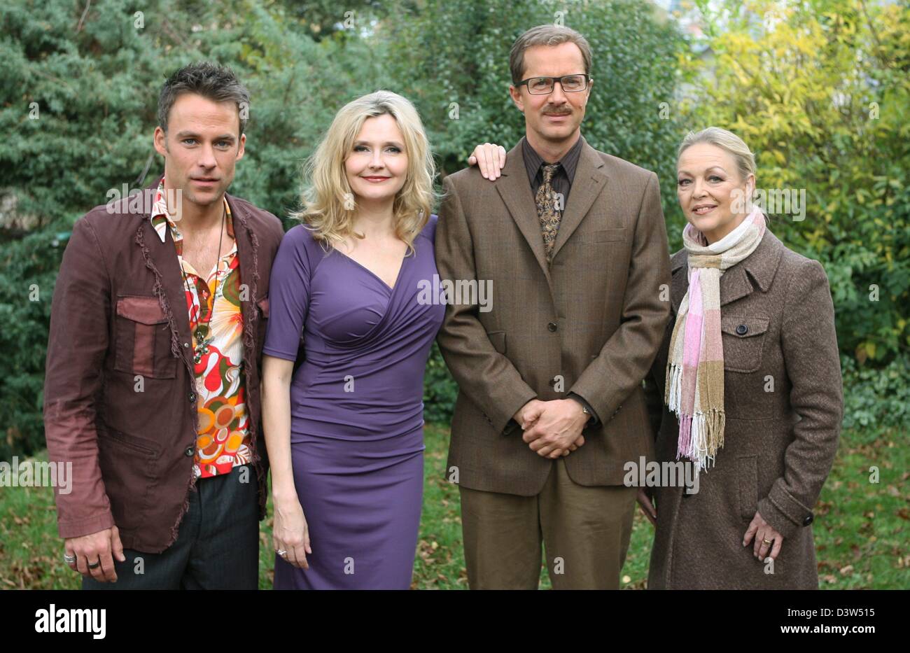 Schauspieler Marco Grinth, Katharina Schubert, Jochen Horst und Barbara Schoene (L-R) stellen in einer shooting Pause von dem TV-Film "doppelte Liebe ist besser" (Doppelt Liebt man (n) Besser) in Stuttgart, Deutschland, Freitag, 24. November 2006. Der Film, der von SAT1 ausgestrahlt wird, erzählt die Geschichte von eine frustrierte Hausfrau und Mutter, die ein verwirrendes Spiel von Katz und Maus mit ihrem Hus spielt Stockfoto